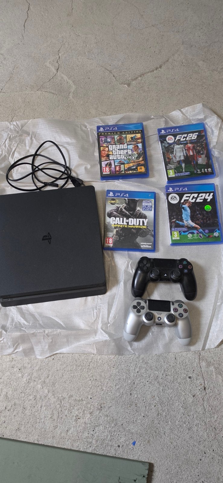 PlayStation 4 Slim met 2 controllers en 4 games, Spelcomputers en Games, Games | Sony PlayStation 5, Ophalen, Zo goed als nieuw