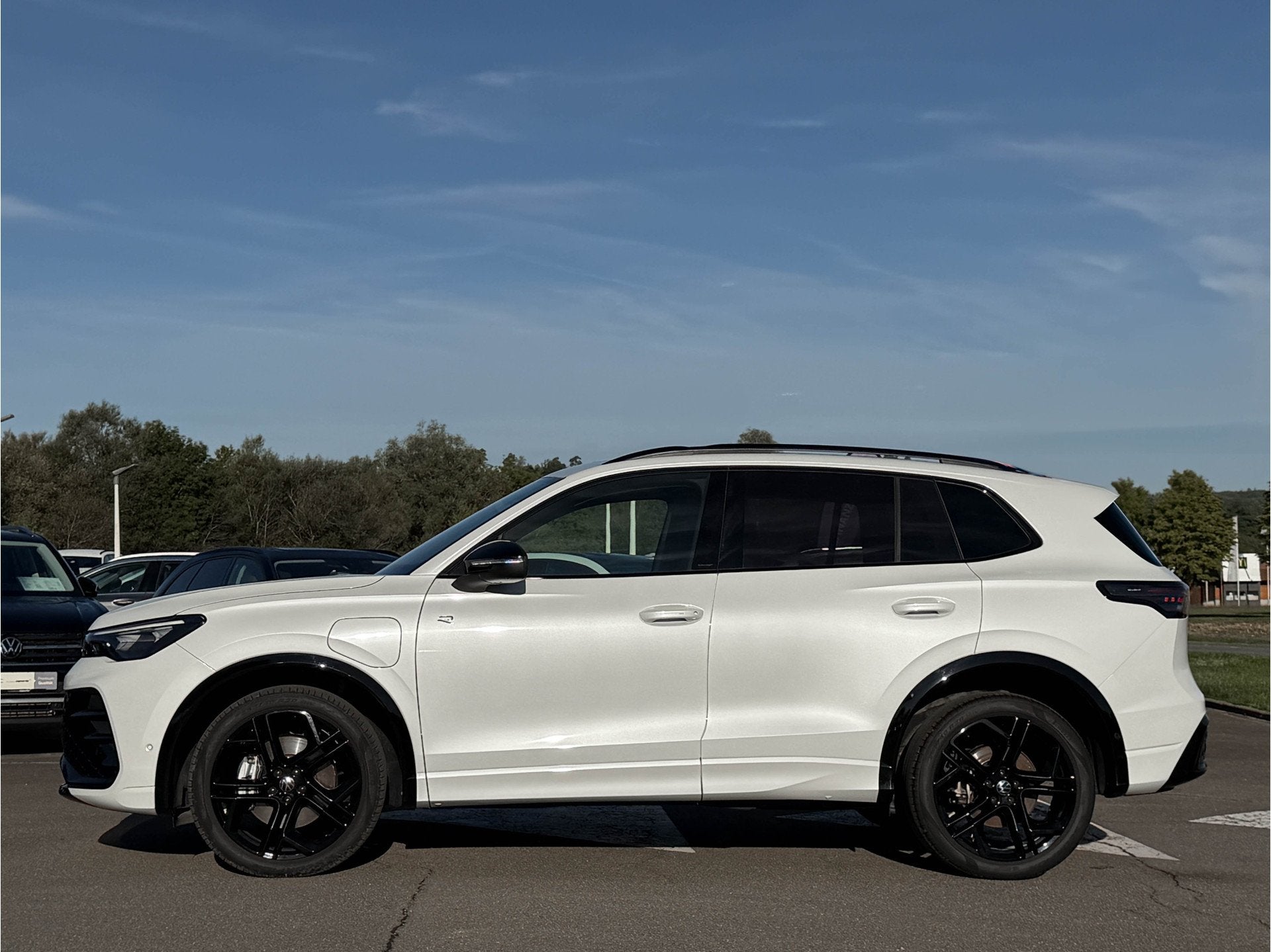 Volkswagen Tiguan 272pk 1.5 eHybrid R-Line Pano Tr-haak IQ-l, Dealer onderhouden, 4 cilinders, Alcantara, Hybride Elektrisch/Benzine