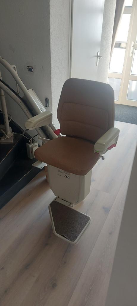 Traplift, stevig met 2 bochten (linksom), ouder model., Ophalen