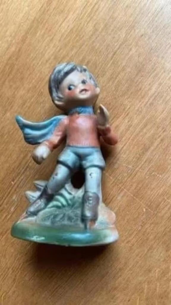 Beeldje jongetje met schaatsen ( made in Korea), Verzamelen, Beelden en Beeldjes, Ophalen of Verzenden, Zo goed als nieuw, Mens
