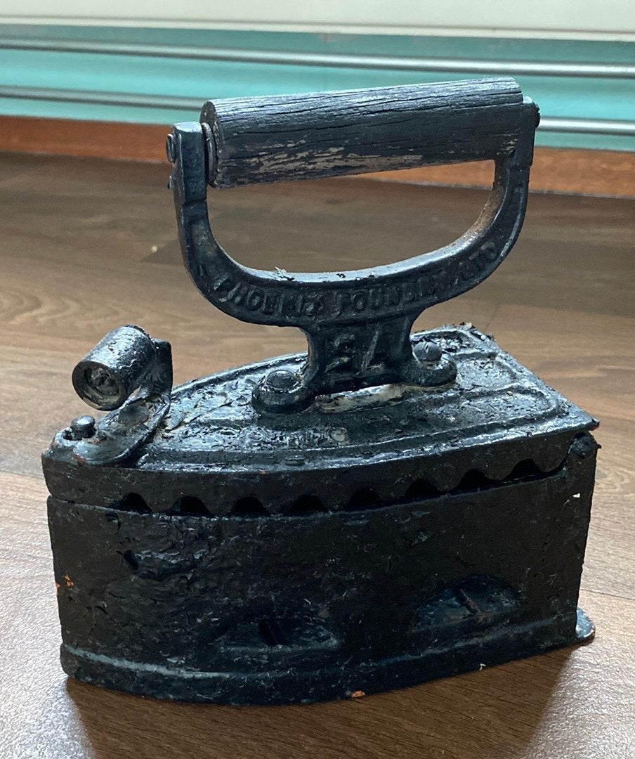 Antiek kolen strijkijzer van phoenix foundry, Antiek en Kunst, Ophalen of Verzenden