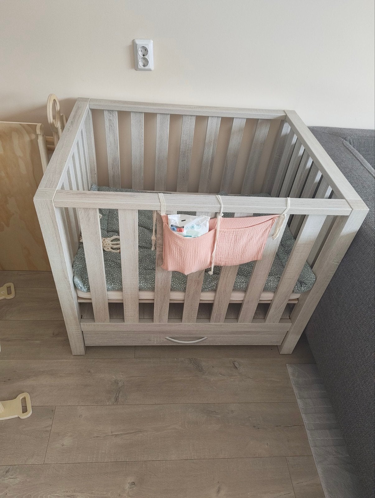 Verstelbare box 80x100 cm met matras en kleedje, Ophalen, Gebruikt