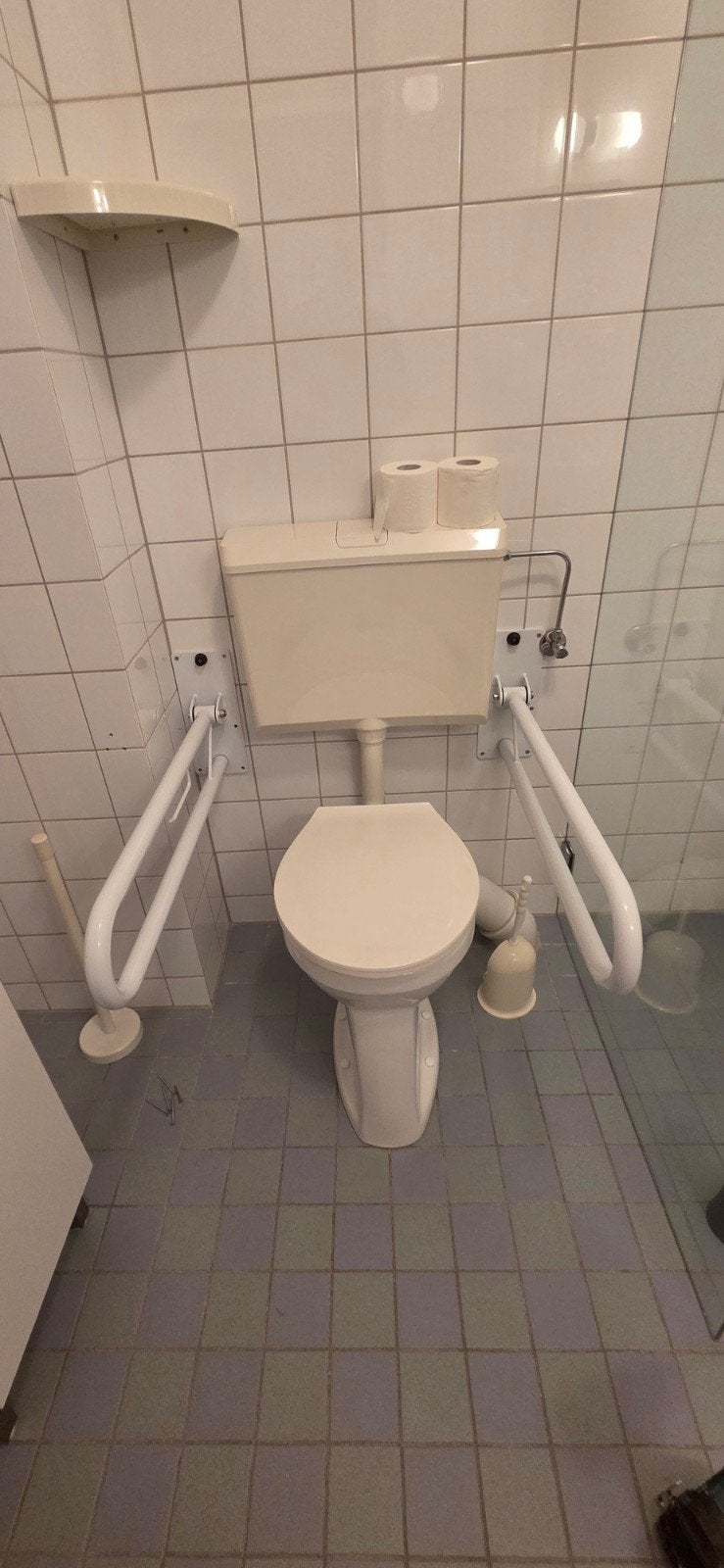 Toiletbeugel, Ophalen