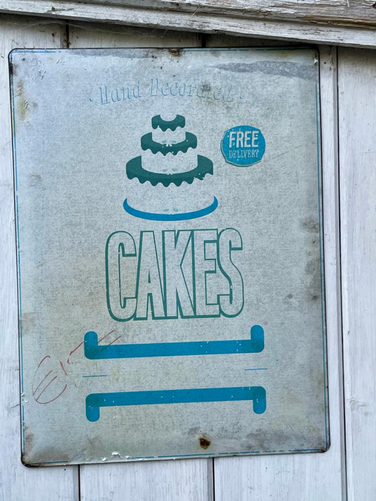 Vintage 'Cakes' emaille reclamebord - Hand Decorated, Antiek en Kunst, Antiek | Emaille, Verzenden
