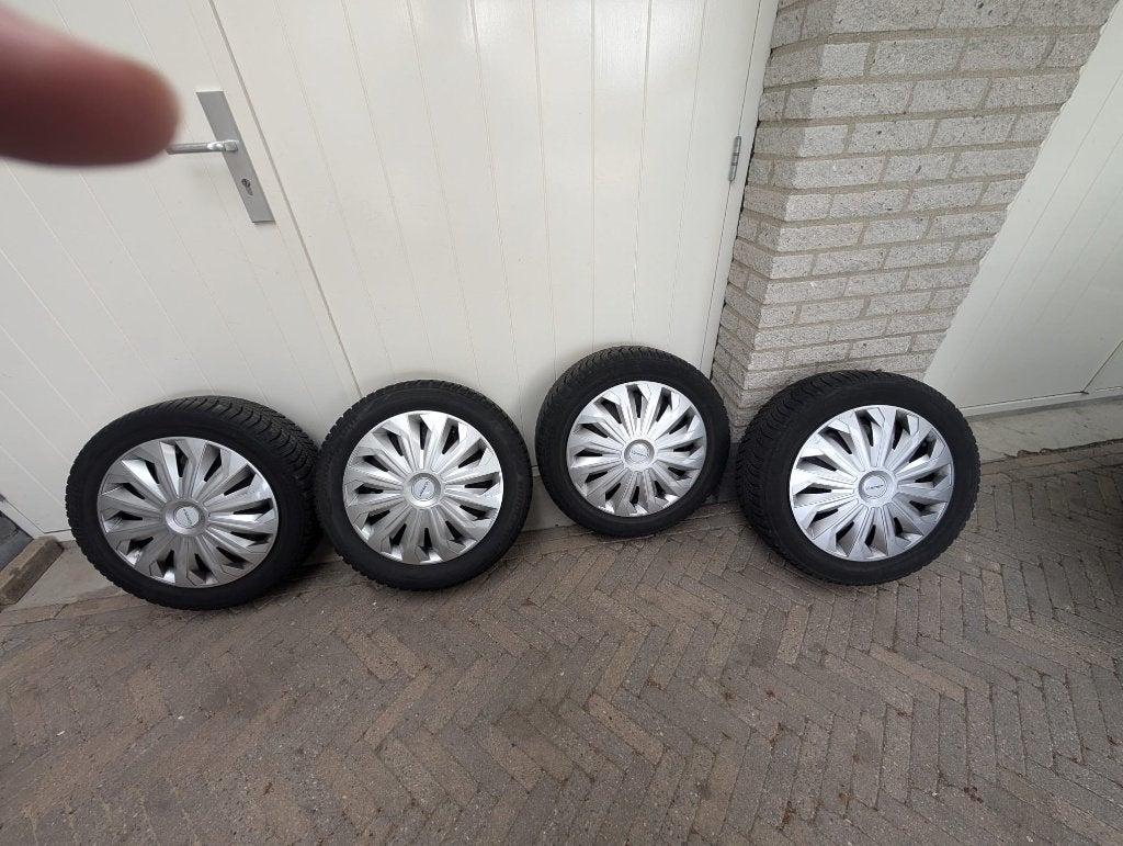 Winterbanden 195/55 R16 87T op stalen velgen + wieldoppen, Auto-onderdelen, Gebruikt, Banden en Velgen, Winterbanden, Personenwagen