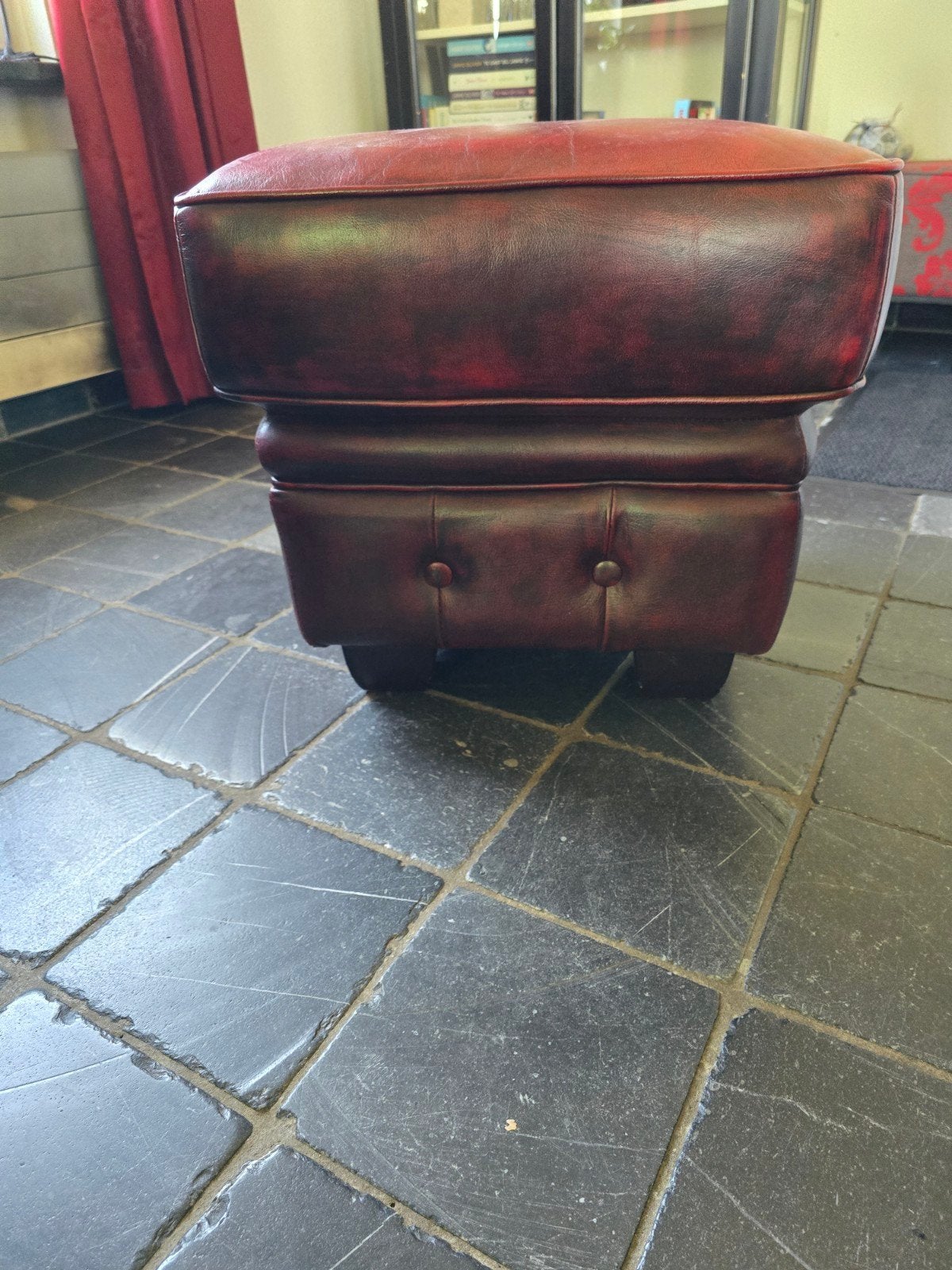 Vintage Rode Leren Poef / Voetenbank, Ophalen, Gebruikt, 50 tot 75 cm, Vierkant