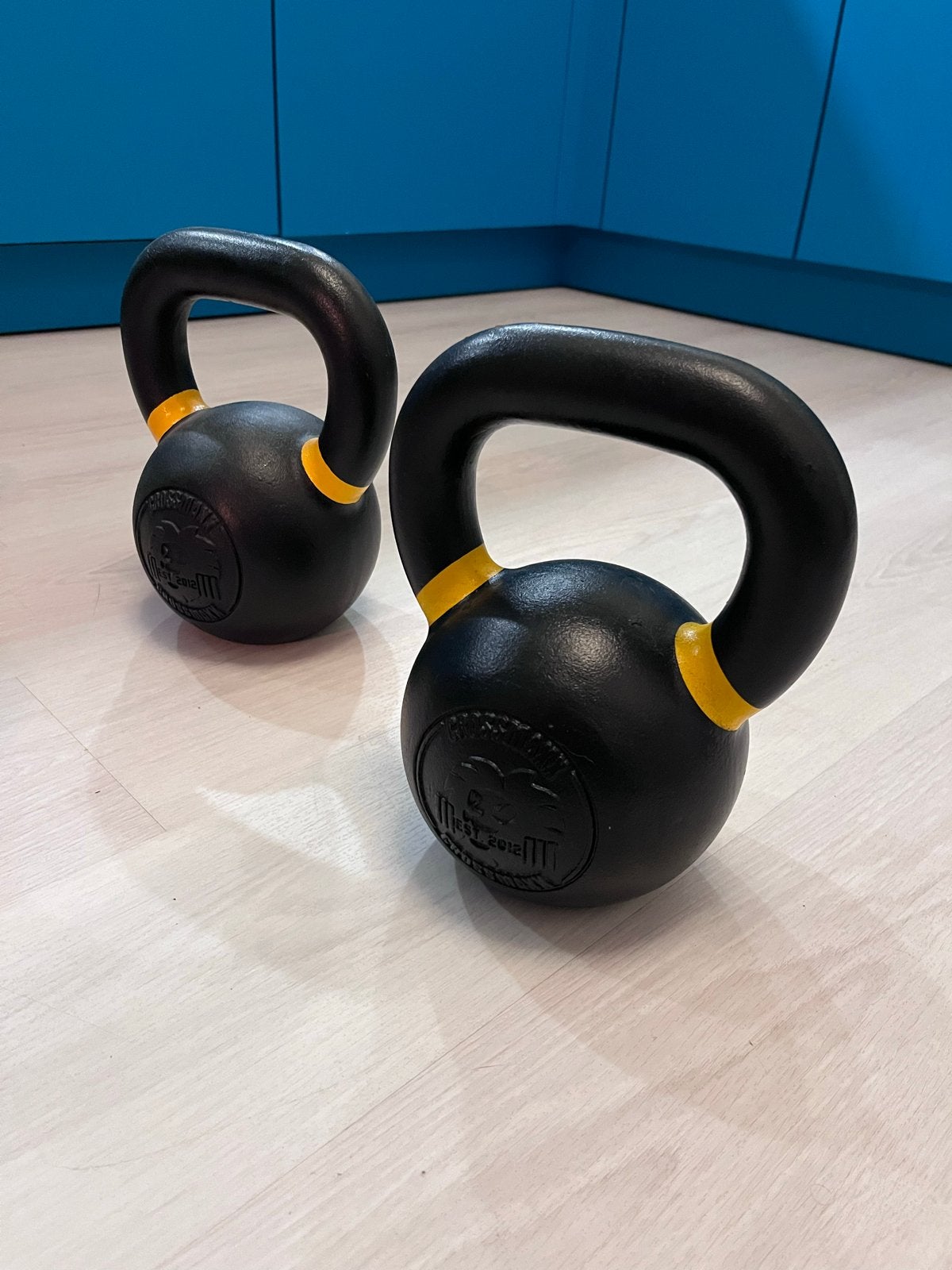 Set van 2 Crossmaxx kettlebells: 16kg per stuk, Sport en Fitness, Ophalen, Gebruikt, Armen, Kettlebell