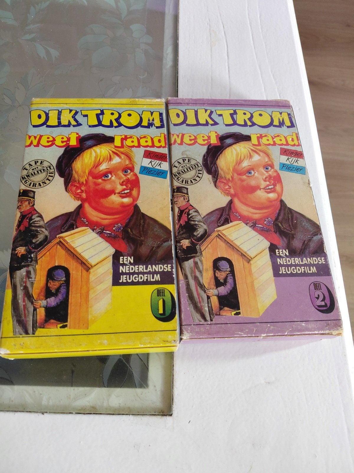 Unieke Set: Dik Trom Weet Raad (Deel 1 & 2) – Vintage VHS, Gebruikt, Alle leeftijden, Ophalen of Verzenden, Kinderprogramma of -film