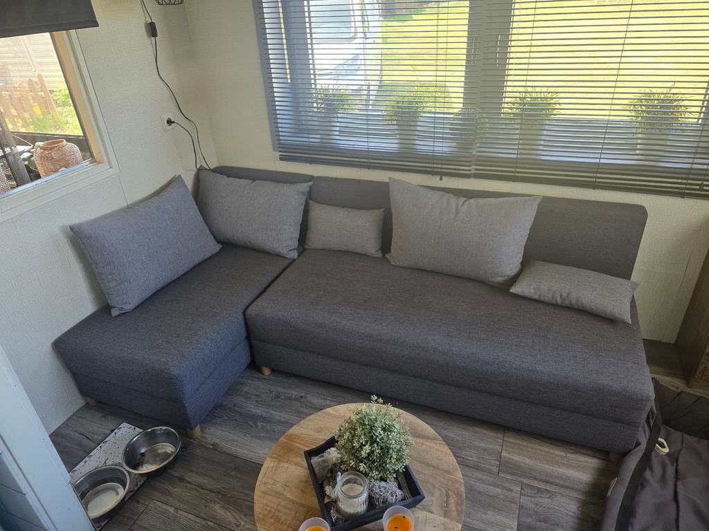 Nette grijze hoekslaapbank - Ideaal voor kleine ruimtes, Huis en Inrichting, Tweepersoons, Ophalen of Verzenden, Zo goed als nieuw