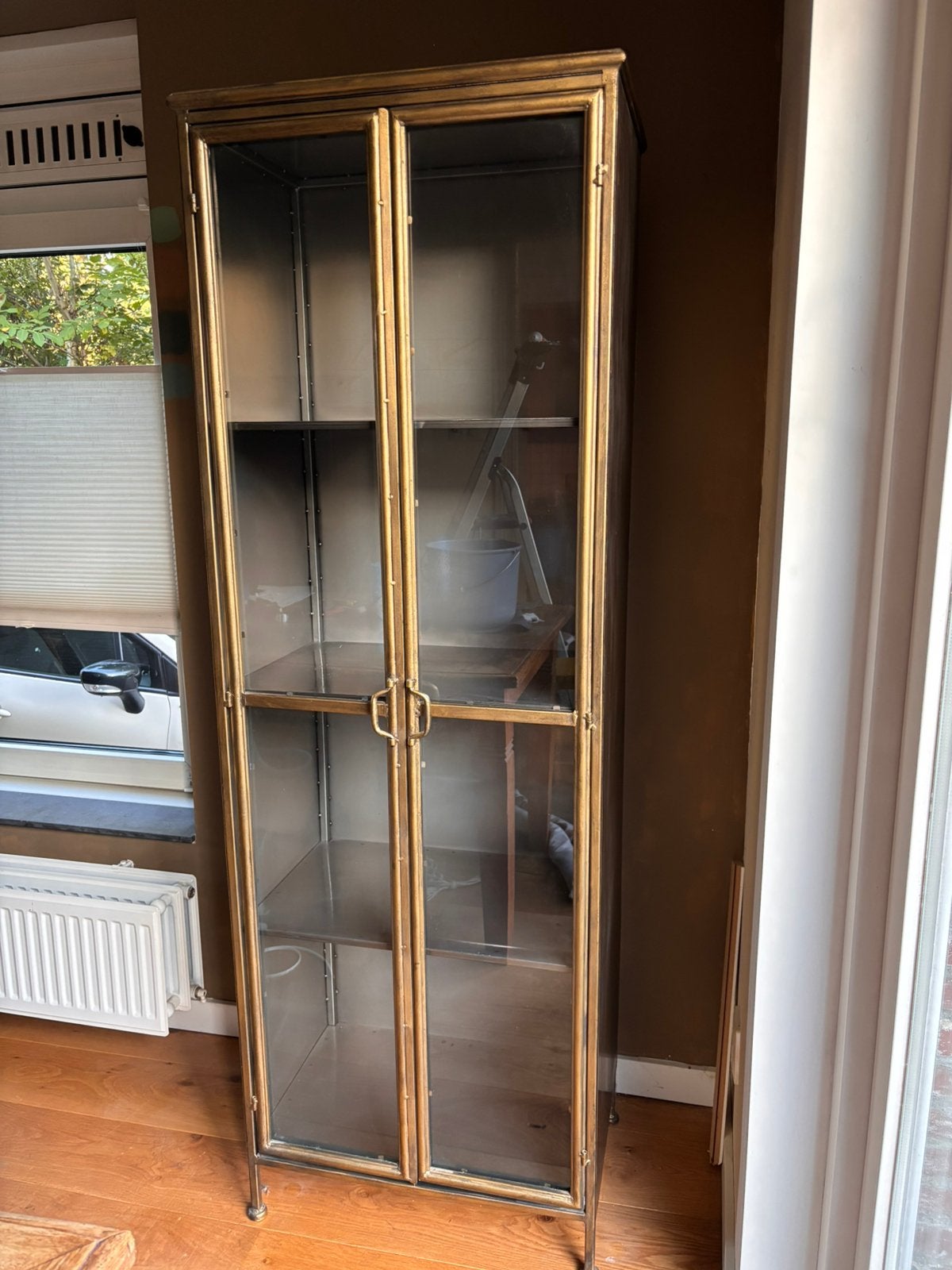 Dutchbone vitrinekast Gertlush antiek messing kleur, Ophalen, 50 tot 100 cm, Zo goed als nieuw, 150 tot 200 cm