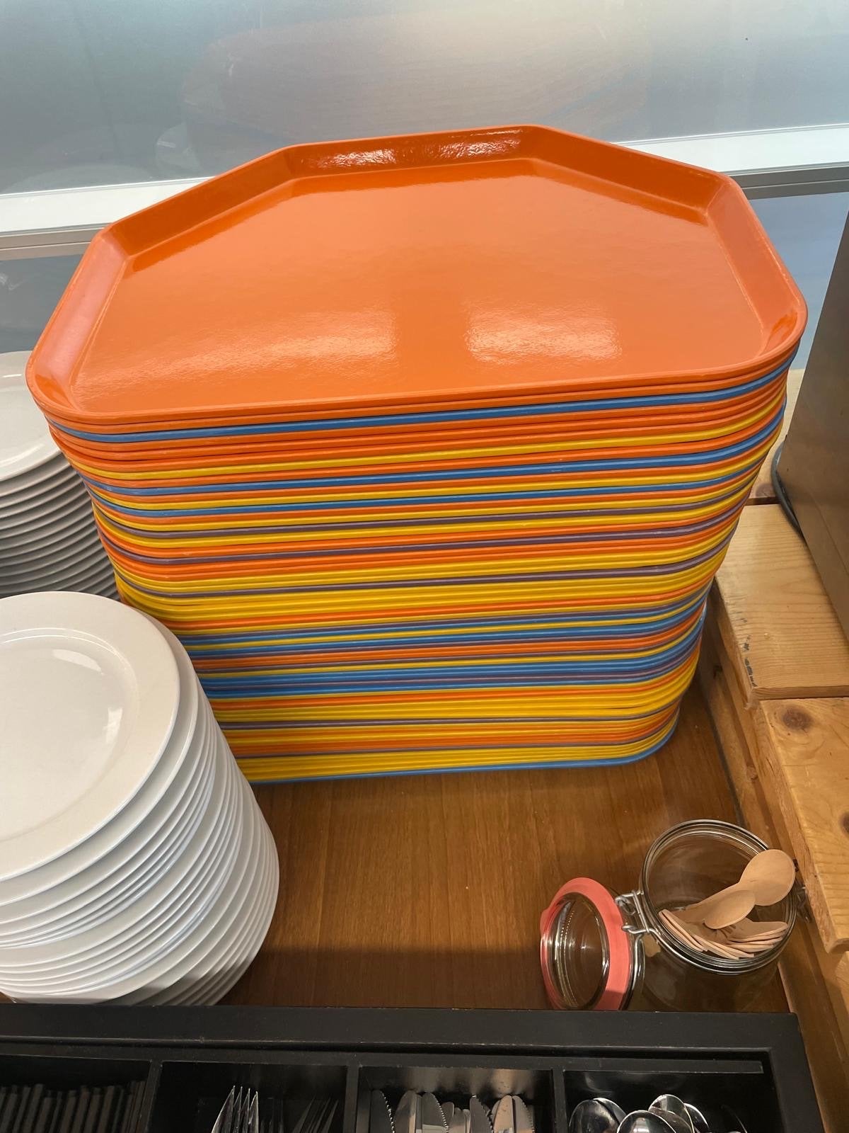 90 dienbladen in diverse kleuren, Ophalen, Gebruikt, Overige vormen, Kunststof
