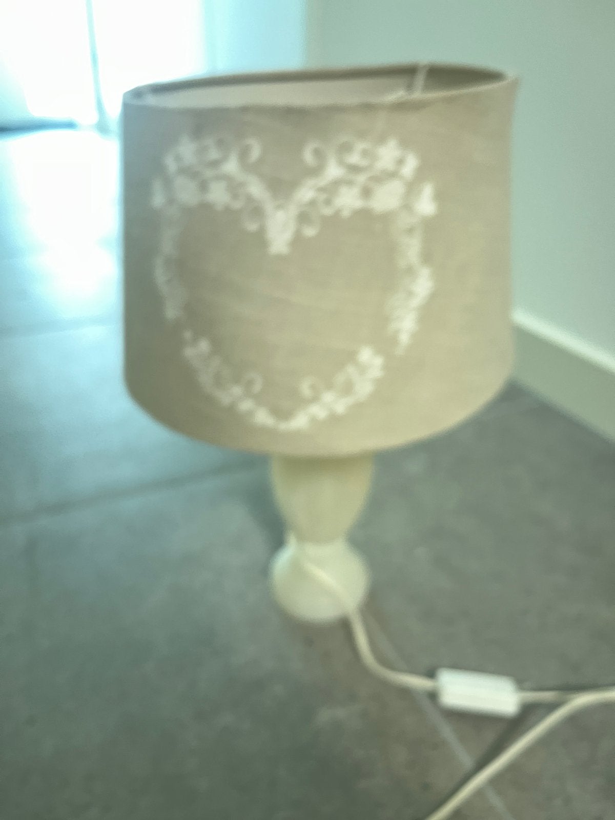 Beige brocant lampen kap marmer/glas lampenvoet, Met schakelaar, Zo goed als nieuw, Schemerlamp, Landelijk