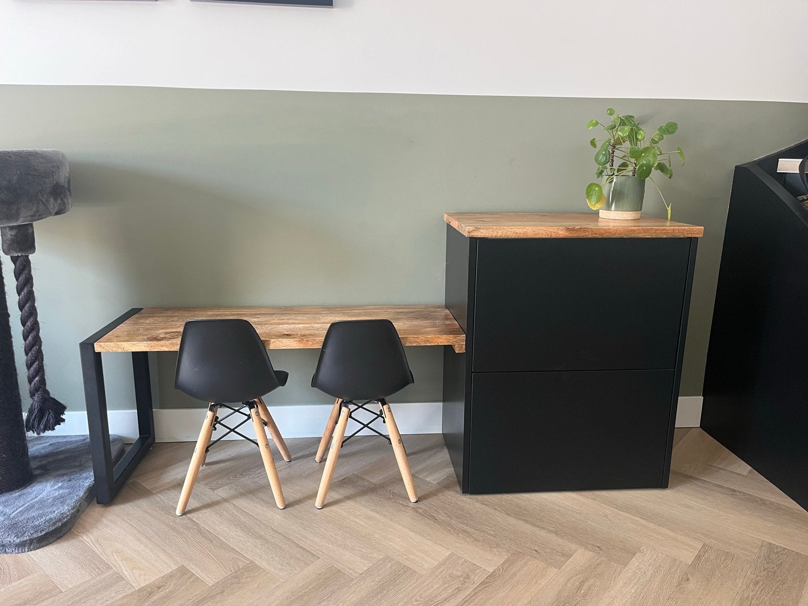 Knutselbureau met 2 stoeltjes en opbergkastjes, Ophalen, Gebruikt, Hout, Kinderbureau