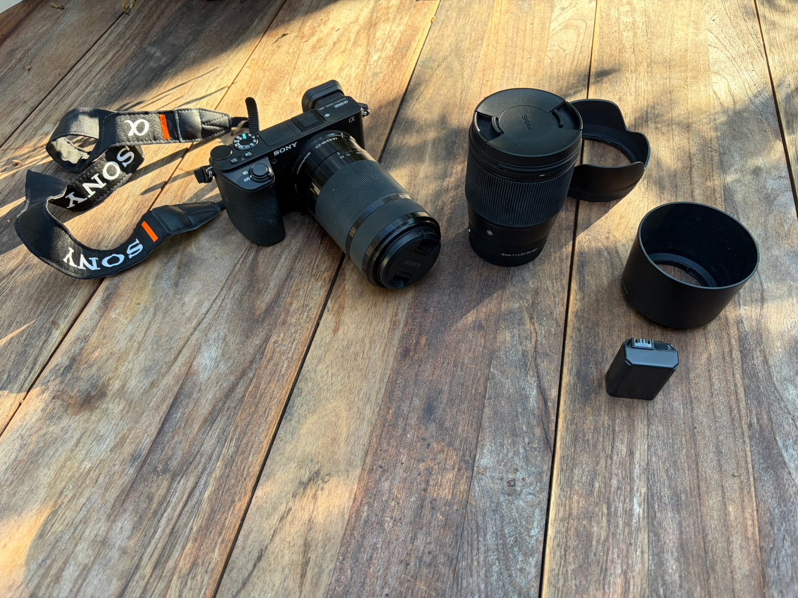 Sony A6500 + Sony 55-210mm OSS + Sigma 16mm f/1.4 DC DN, Ophalen, Kantelbaar/draaibaar scherm, Zo goed als nieuw, Accu