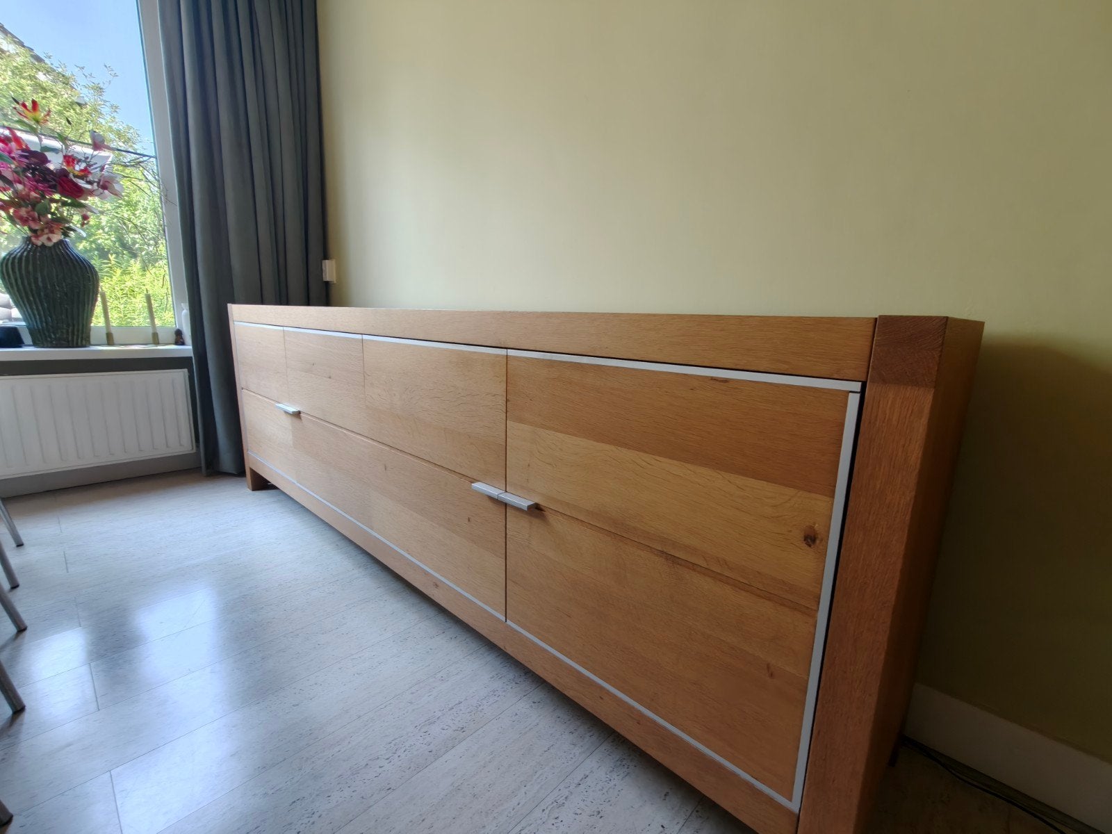 Lichte eiken kast met aluminium strip, 240x47x81cm, Huis en Inrichting, Kasten | Dressoirs, Ophalen of Verzenden, 200 cm of meer