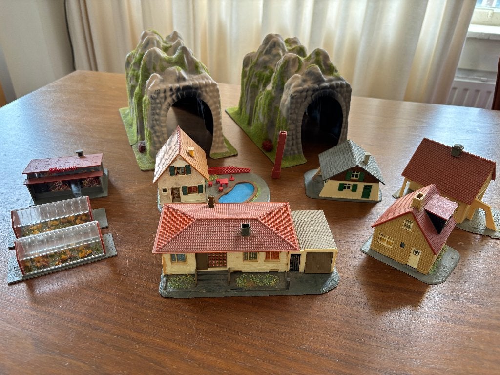 Set 10 huizen/objecten HO modelspoorbaan jaren '80, Gebruikt, Gelijkstroom of Wisselstroom, Brug, Tunnel of Gebouw, Ophalen