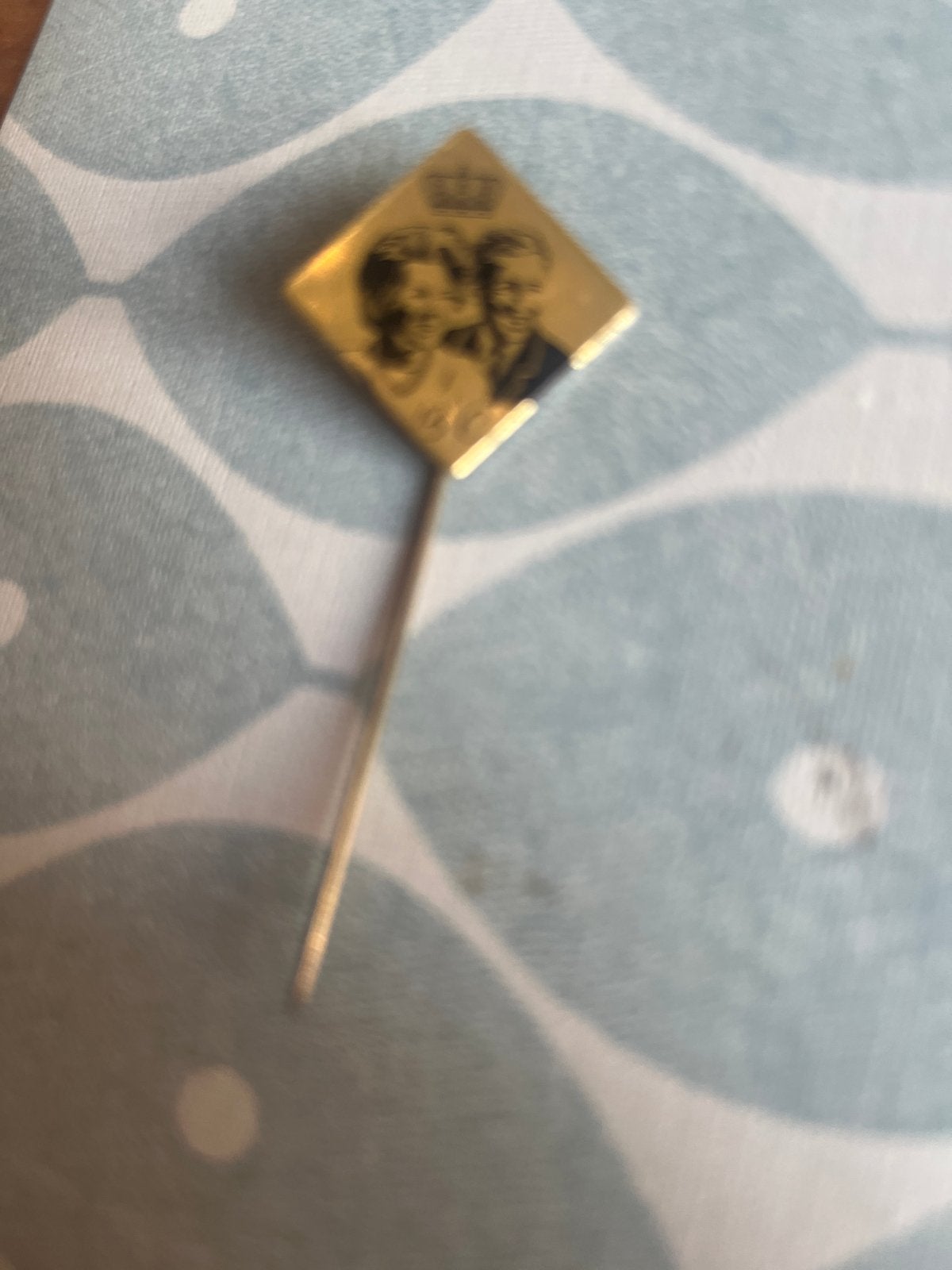 Vintage Gouden Pin Koningspaar Beatrix en Claus, Ophalen of Verzenden, Gebruikt, Overige onderwerpen, Speldje of Pin