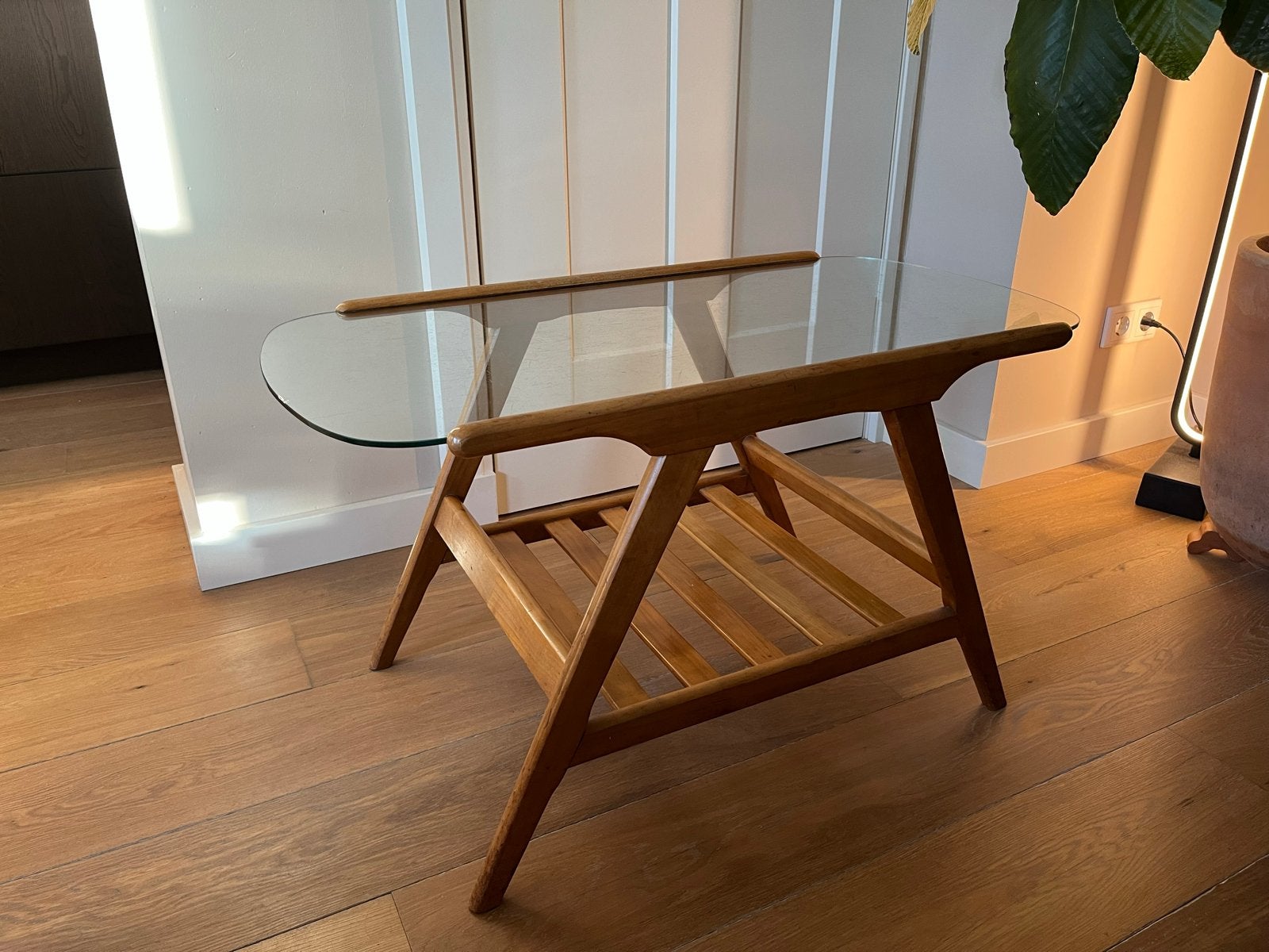 Vintage salontafel met glazen blad en houten onderstel, Ophalen, 50 – 75, Minder dan 50 cm, Gebruikt