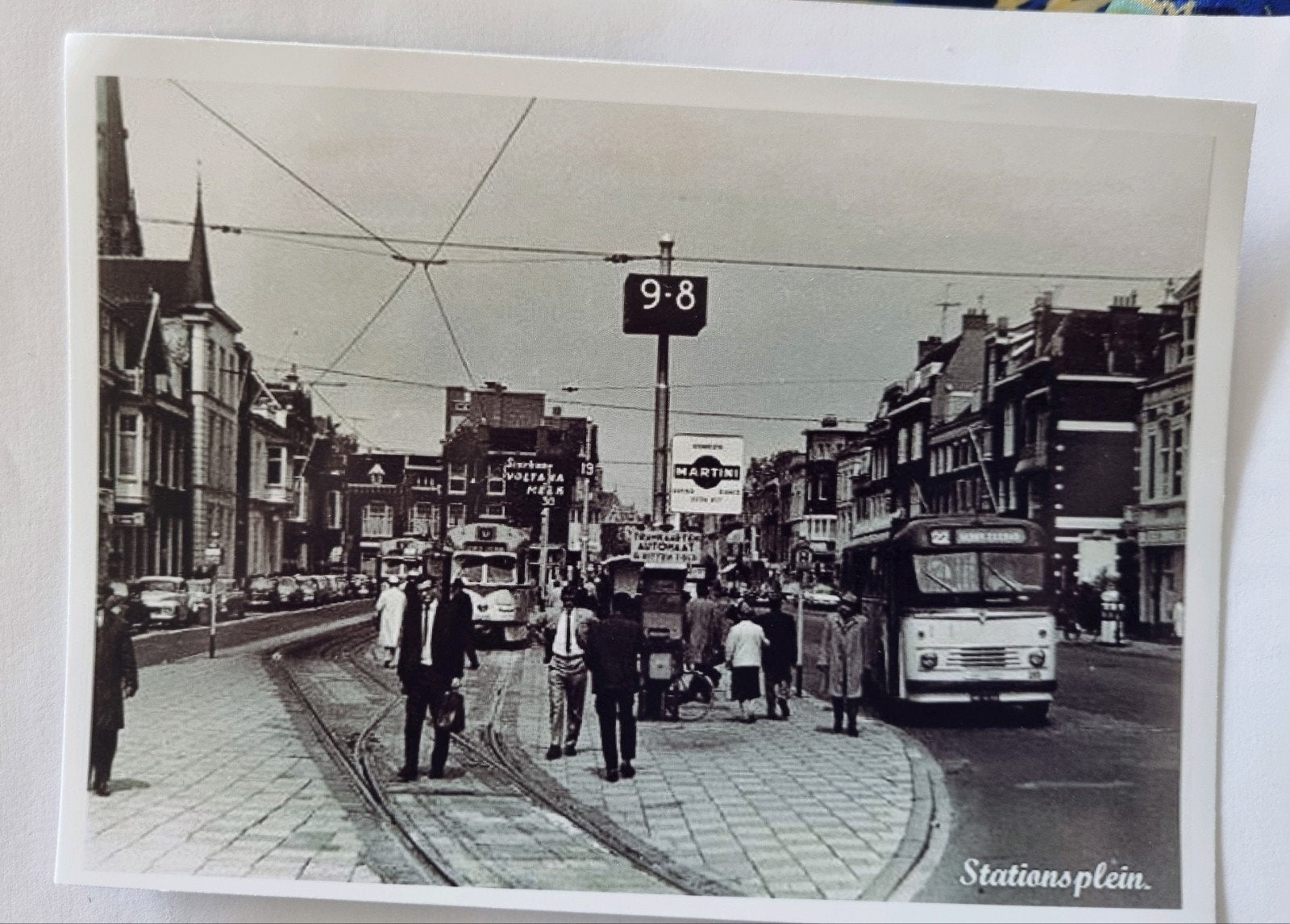 Den Haag Stationsplein met tram en bus HTM, Ophalen of Verzenden, 1940 tot 1960, Ongelopen, Zuid-Holland