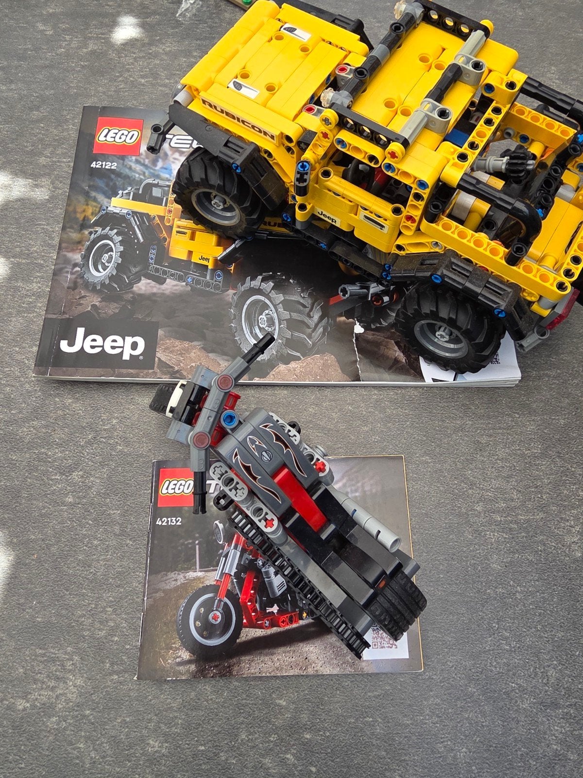 LEGO Technic Jeep Wrangler (42122) en Motor (42132), Ophalen of Verzenden, Zo goed als nieuw