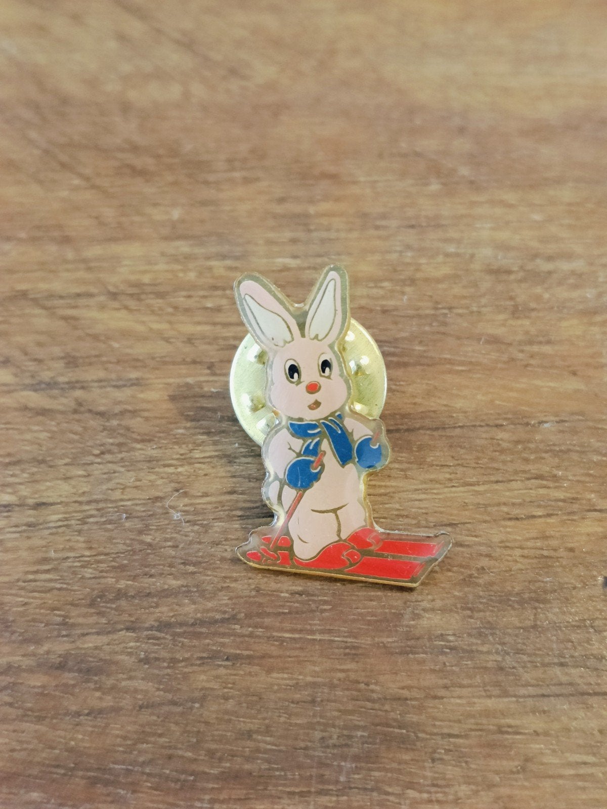 Vintage Duracell Konijn op Ski's Pin - Leuke Verzamelpin, Ophalen of Verzenden, Zo goed als nieuw, Merk, Speldje of Pin