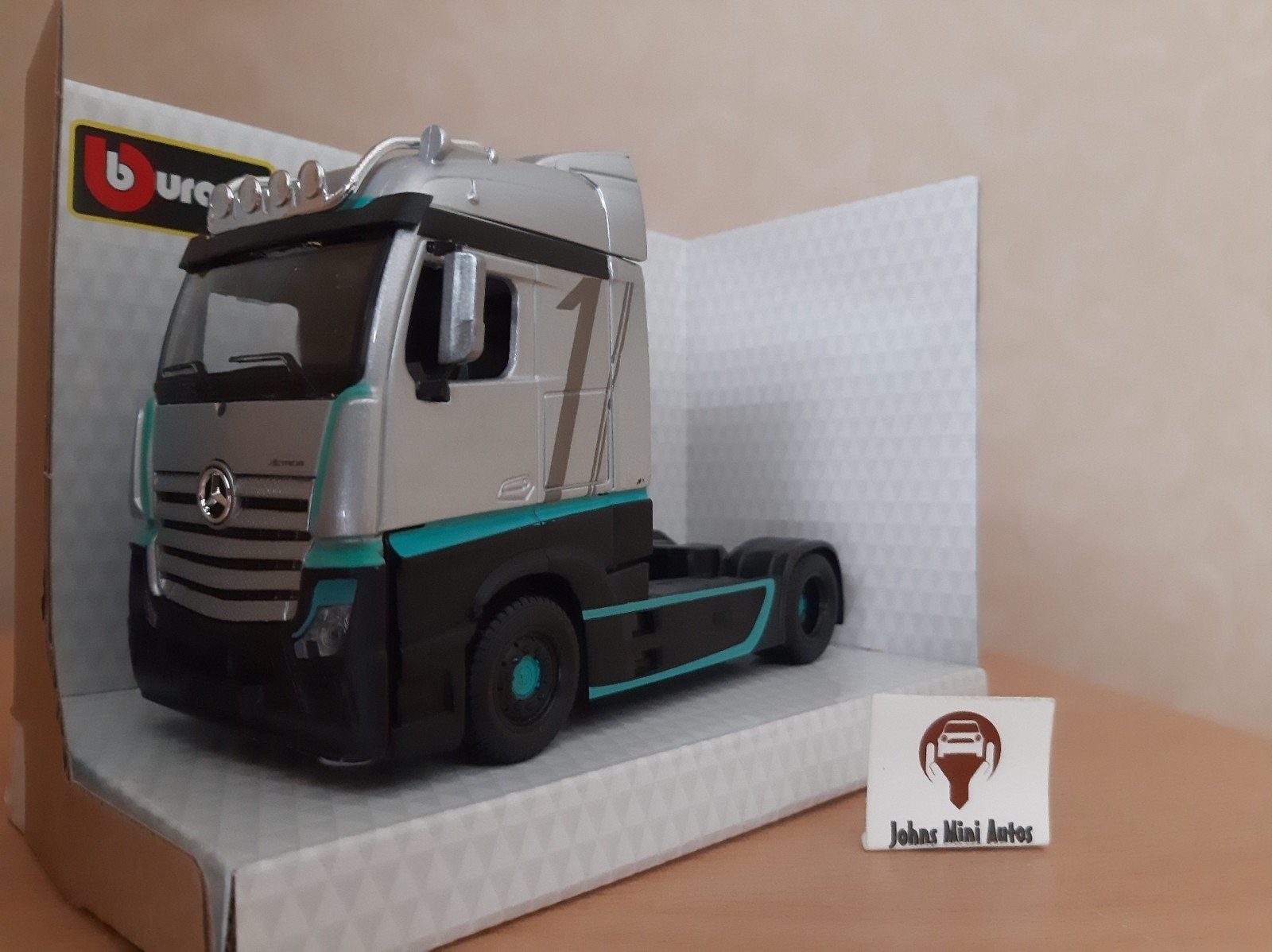 Mercedes Benz Actros Gigaspace 2020 F1 van Bburago 1:43, Hobby en Vrije tijd, Modelauto's | 1:43, Overige merken, Nieuw, Ophalen of Verzenden