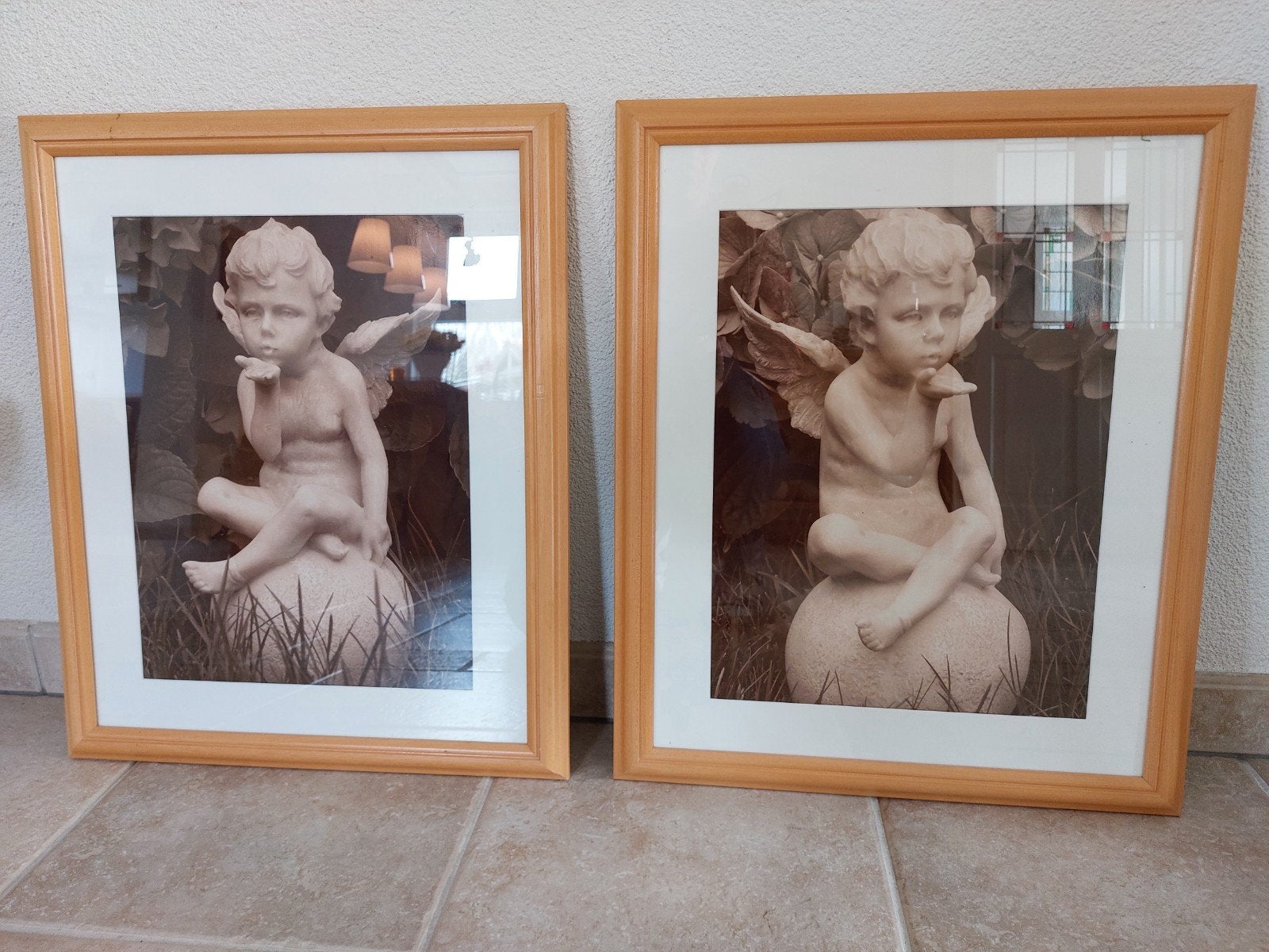 2 Sepia Foto's van Engeltjes in Grenen Lijst, Minder dan 50 cm, Gebruikt, Ophalen of Verzenden, Foto of Poster