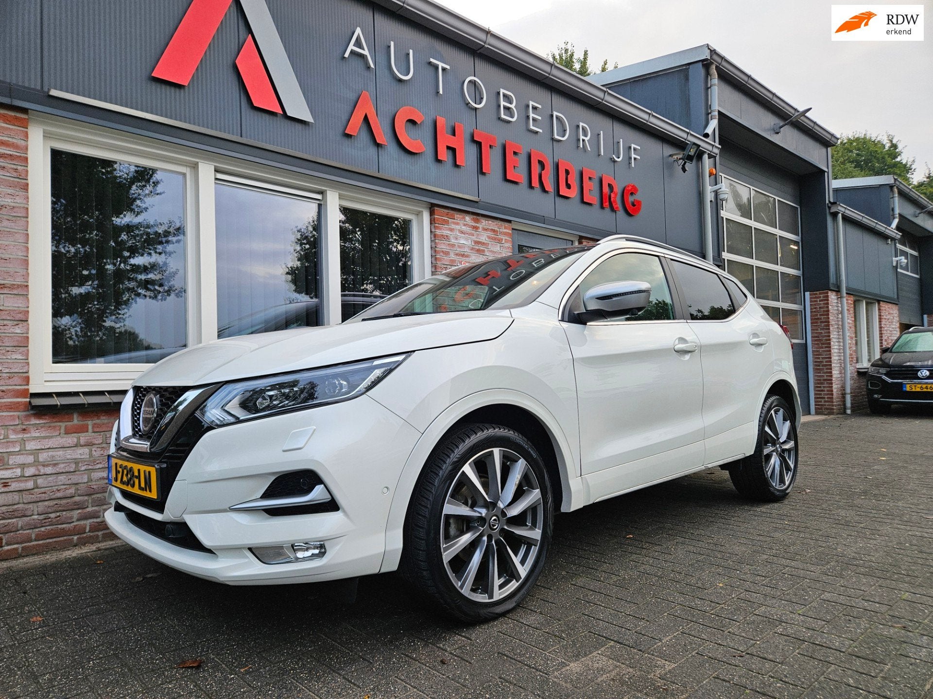 Nissan Qashqai 1.3 DIG-T Tekna + Trekhaak! Leer! Camera! Pan, Voorwielaandrijving, 687 kg, Gebruikt, 4 cilinders