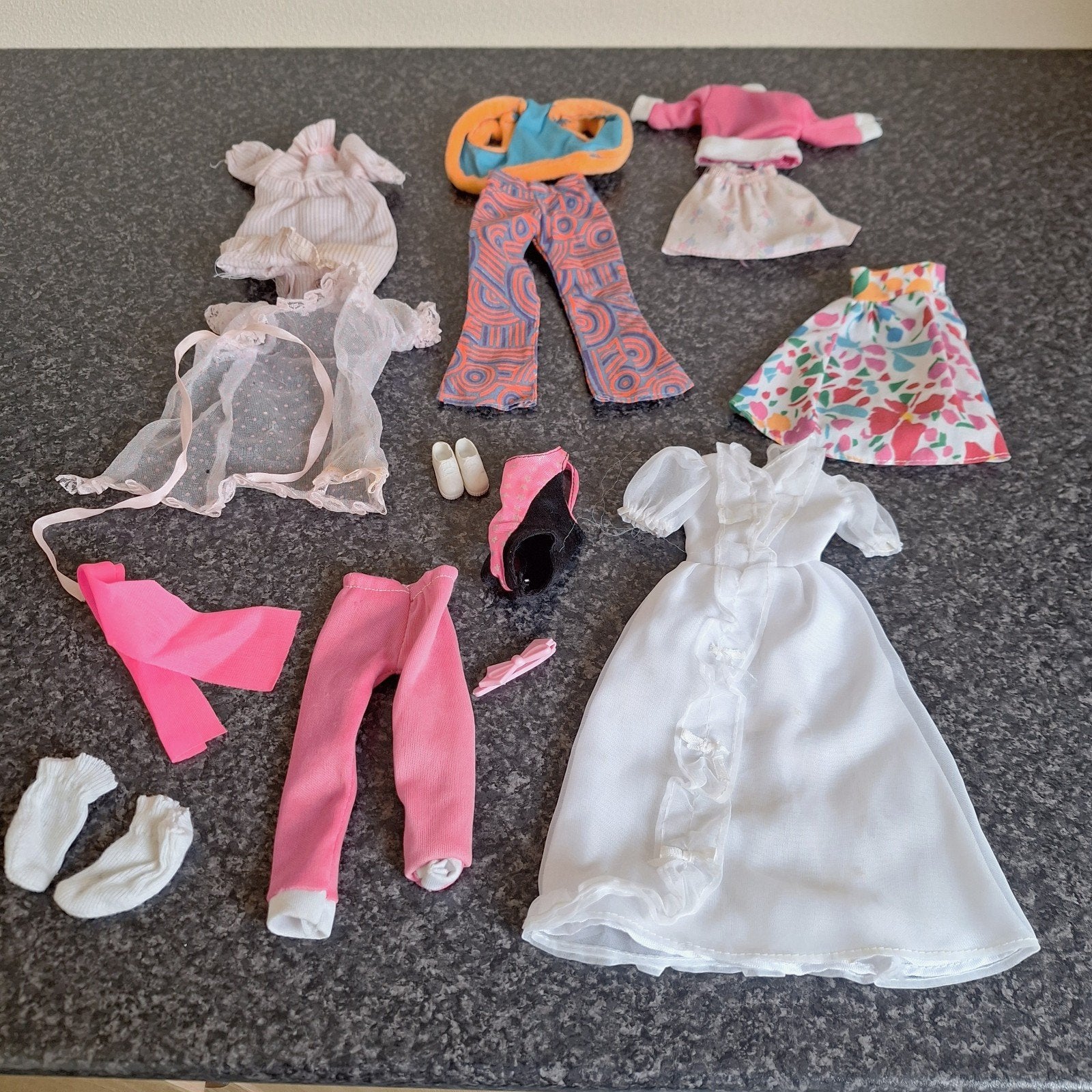 Barbie poppenkleertjes - Diverse outfits en accessoires, Ophalen, Gebruikt