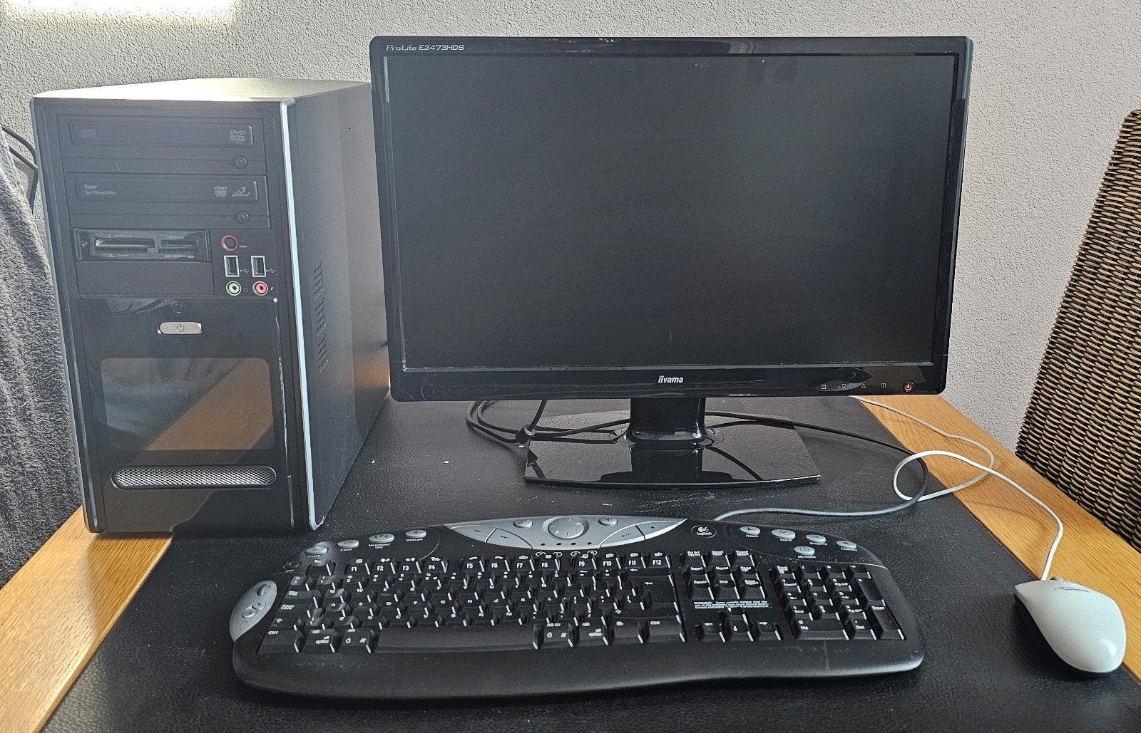 Desktop pc met toebehoren, Computers en Software, Desktop Pc's, Zo goed als nieuw, 2 tot 3 Ghz, HDD, SSD, Met videokaart, Met monitor