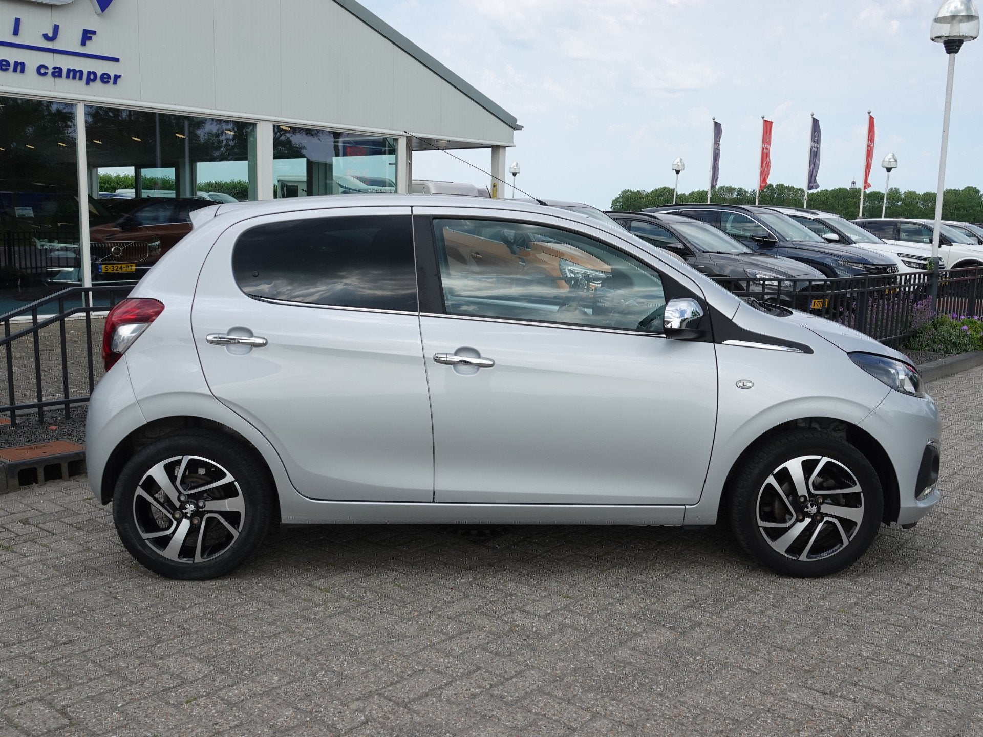 Peugeot 108 1.0 e-VTi AUTOMAAT Allure NAP | CLIMA | TREKH. |, Auto's, Stof, Gebruikt, Euro 6, 4 stoelen