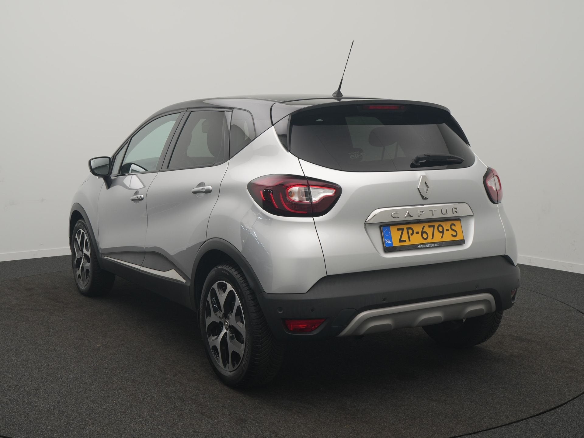 Renault Captur TCe 90 Intens - RIJKLAARPRIJS - Parkeersensor, Voorwielaandrijving, Euro 6, 620 kg, Origineel Nederlands