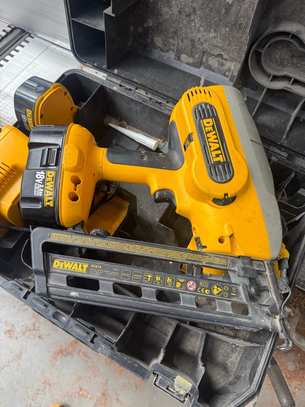 DeWalt DC618 18V Accu tacker met Koffer, Accu's en spijkers, Doe-het-zelf en Verbouw, Ophalen, Gebruikt, Overige typen, DeWalt