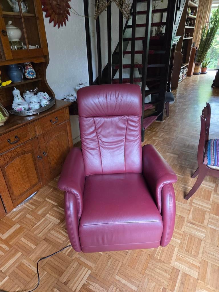 Comfortabele electrisch verstelbare rode leren relaxfauteuil, Huis en Inrichting, Fauteuils, Ophalen, Gebruikt, Minder dan 75 cm