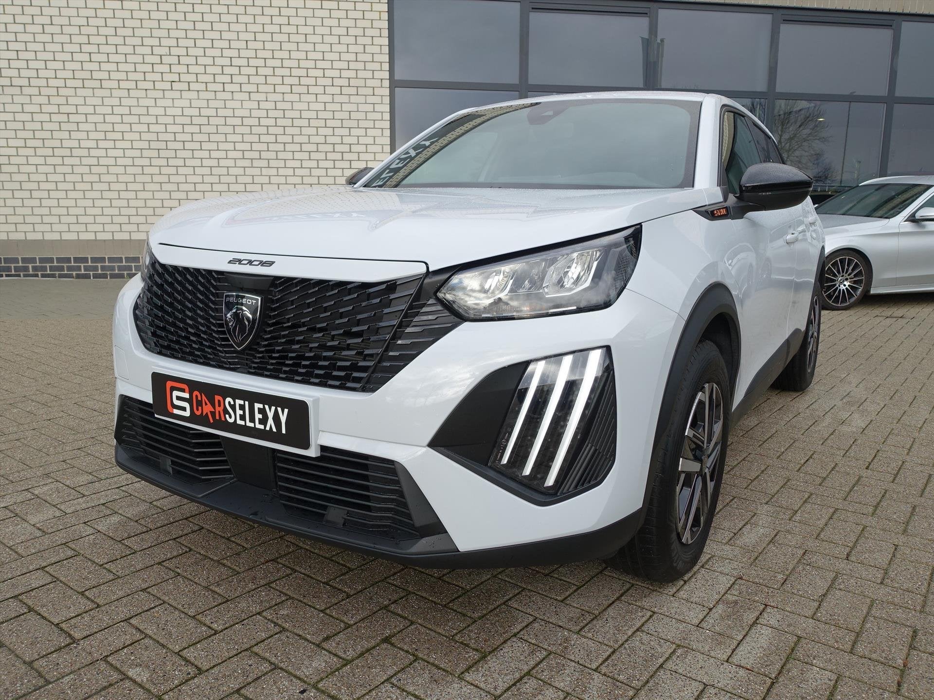 Peugeot 2008 1.2 Hybrid 145pk e-DCS6 Style, Auto's, 1272 kg, Gebruikt, 1199 cc, Wit