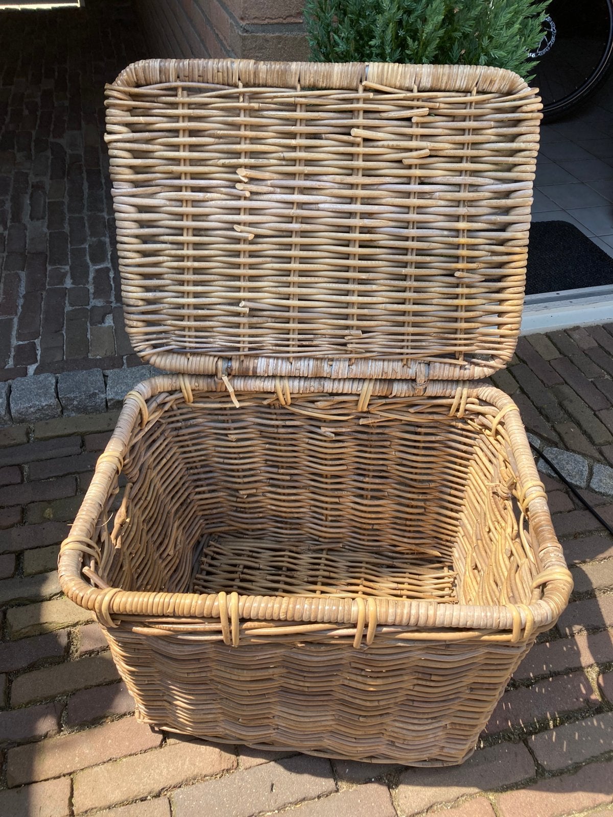 Rieten mand met deksel, Ophalen, Gebruikt, Mand, Riet