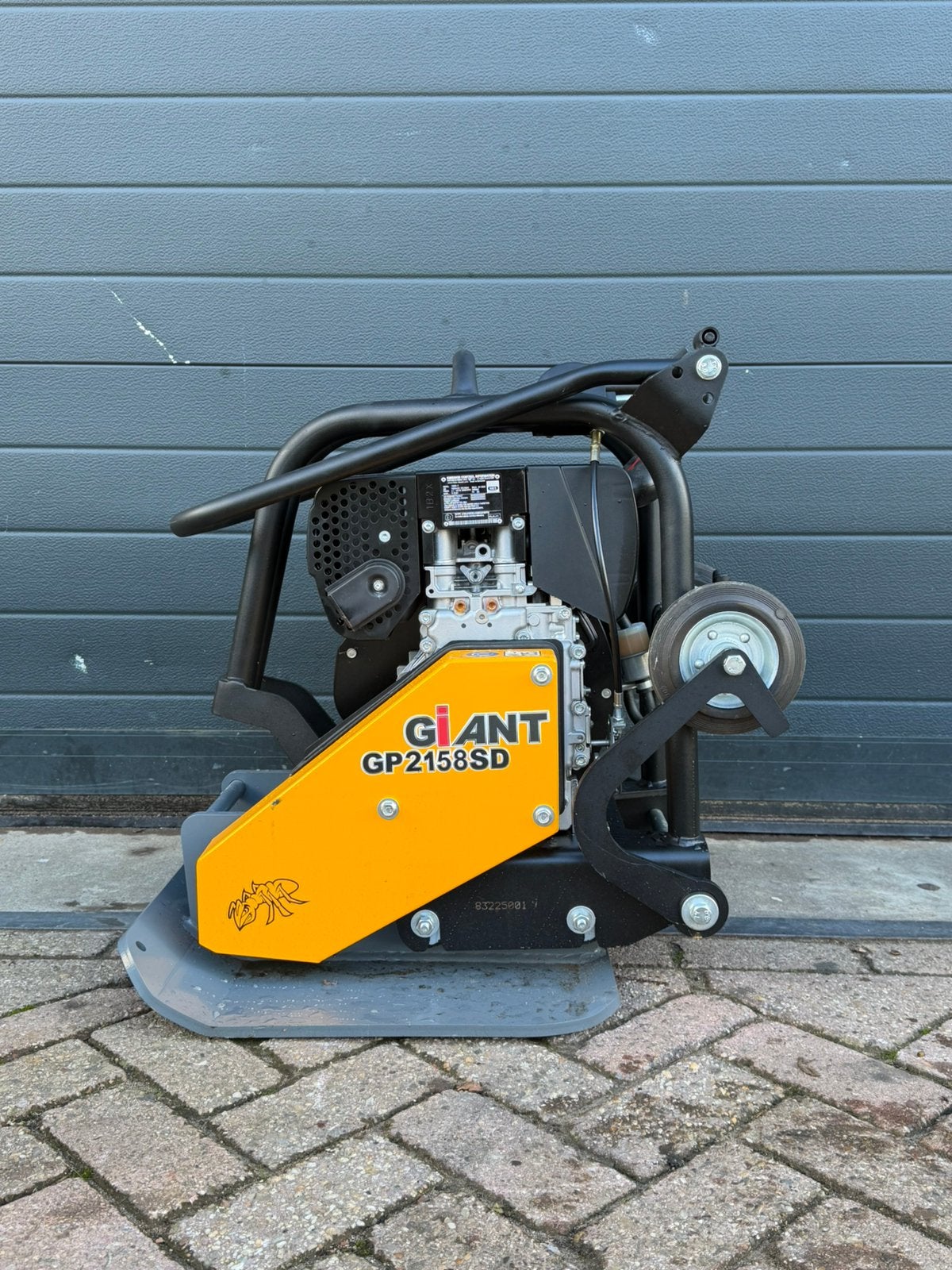 Nieuwe trilplaat giant hatz diesel