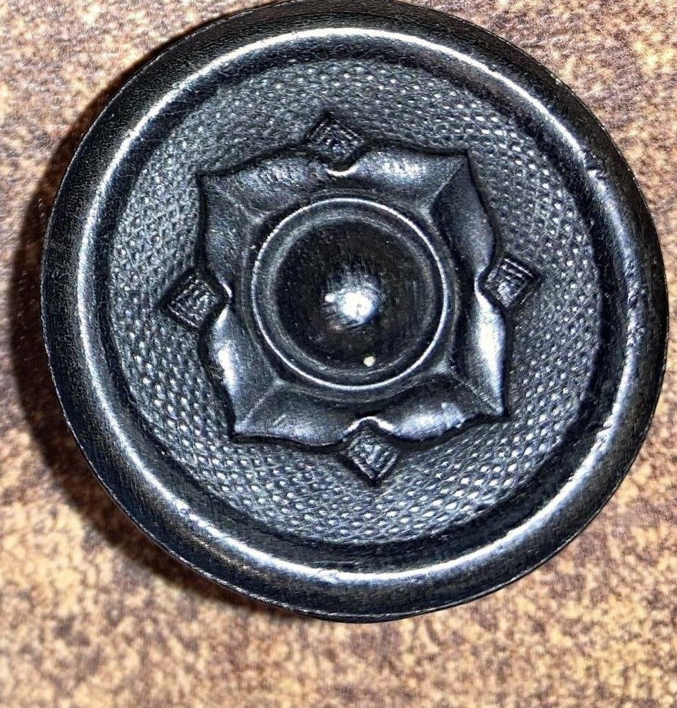Oude knoop Zeeuws zwart diameter 2,5 cm. Klederdracht, Ophalen