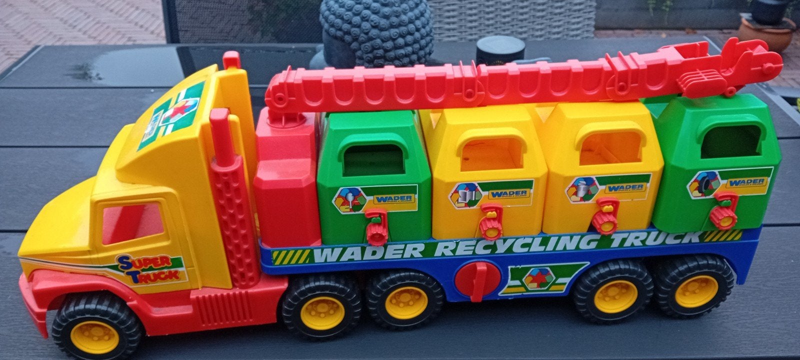 Wader Recycling Vrachtwagen met Vuilnisbakken en Kraan, Ophalen