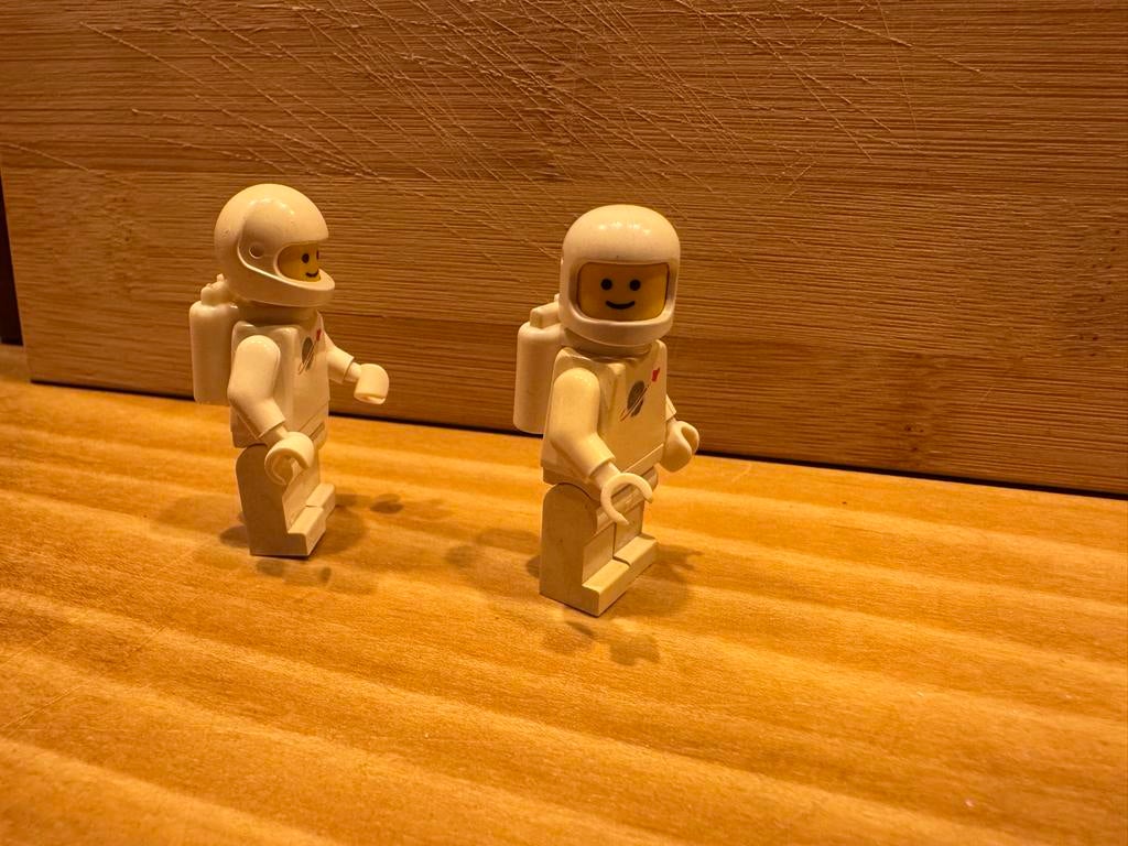 Twee vintage witte Lego Classic Space astronauten, Inclusief minifiguren, Gebruikt, Lego, Ophalen of Verzenden