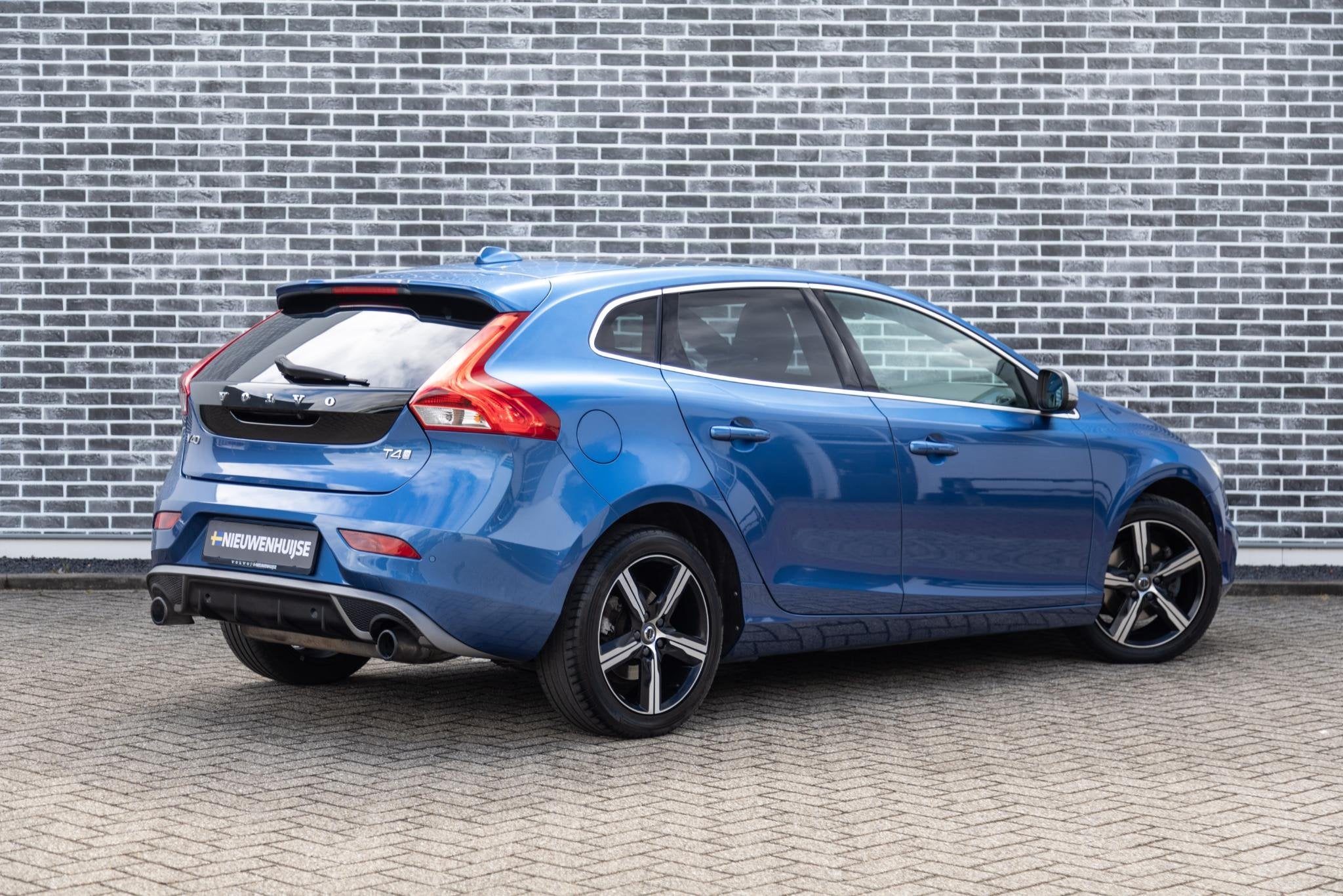 Volvo V40 2.0 T4 Business Sport | R-Design | Panoramadak | A, Gebruikt, Blauw, Bedrijf, Handgeschakeld