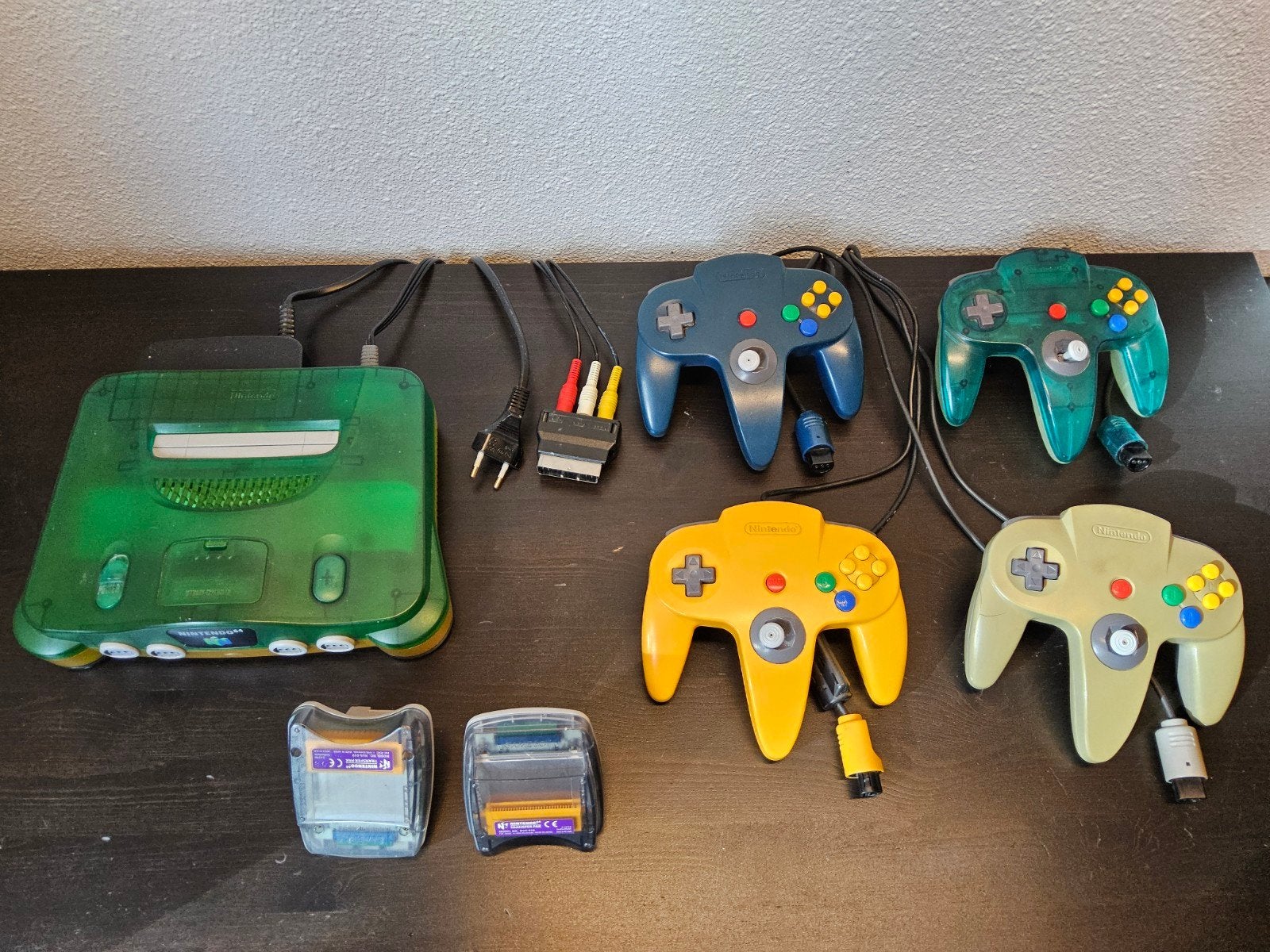 Nintendo 64 Console met 4 Controllers en 2 Transfer Paks, Spelcomputers en Games, Ophalen of Verzenden, Gebruikt, Met 3 controllers of meer
