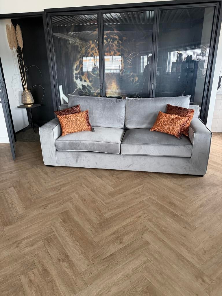 Prachtige nieuwe Colmore bank - Grijze velvet stof, Huis en Inrichting, Banken | Bankstellen, 75 tot 100 cm, Ophalen of Verzenden