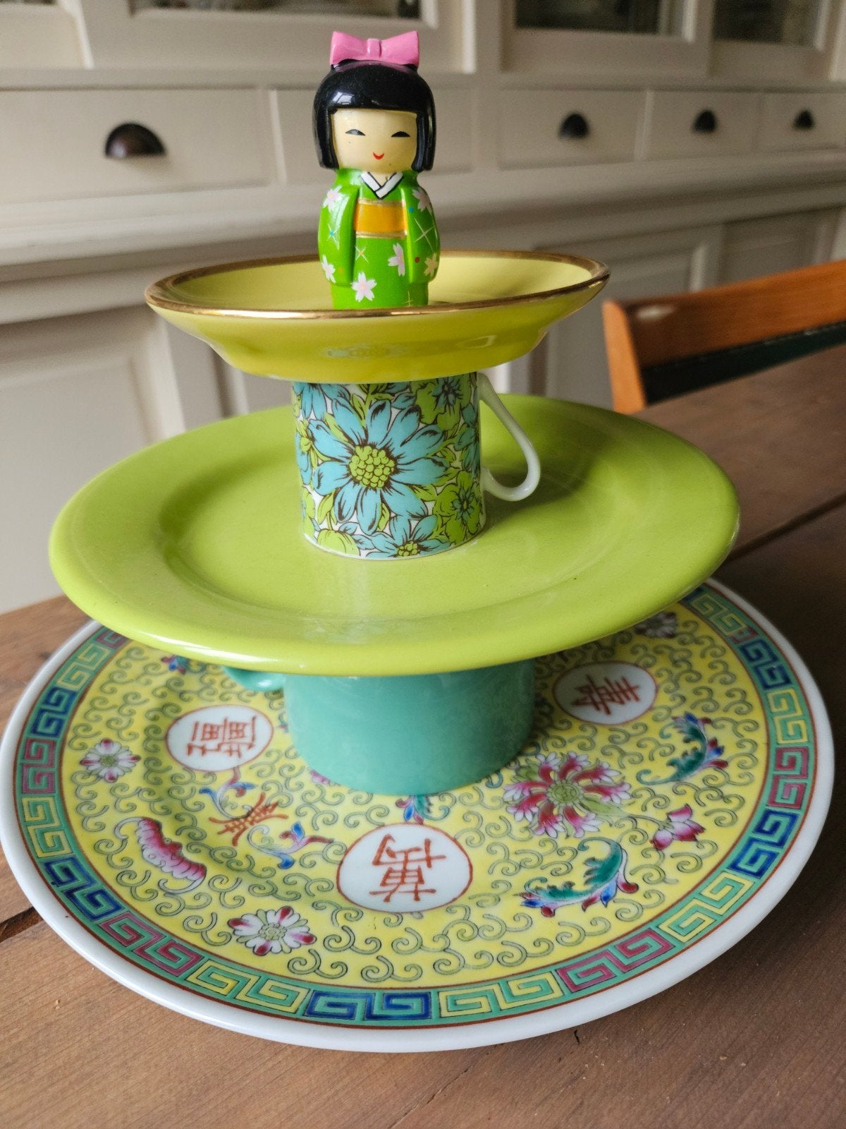 Unieke etagère met Kokeshi pop - Handgemaakt, Antiek en Kunst, Antiek | Porselein, Ophalen