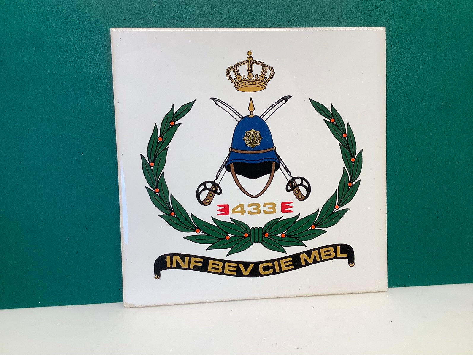 Tegel met militair embleem 433E INF BEV CIE MBL, Ophalen of Verzenden, Landmacht, Nederland, Overige typen