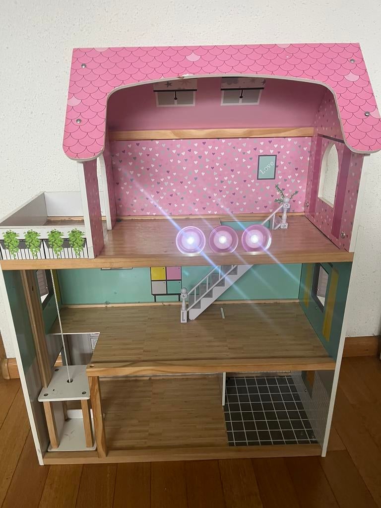 Volledig ingericht poppenhuis, lift, licht en bel, Ophalen, Gebruikt, Poppenhuis