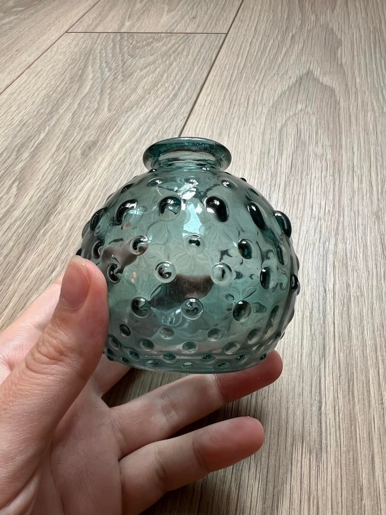 Turquoise kleine vaas (groen/blauw) rond met stippen, Blauw, Ophalen of Verzenden, Minder dan 50 cm, Glas