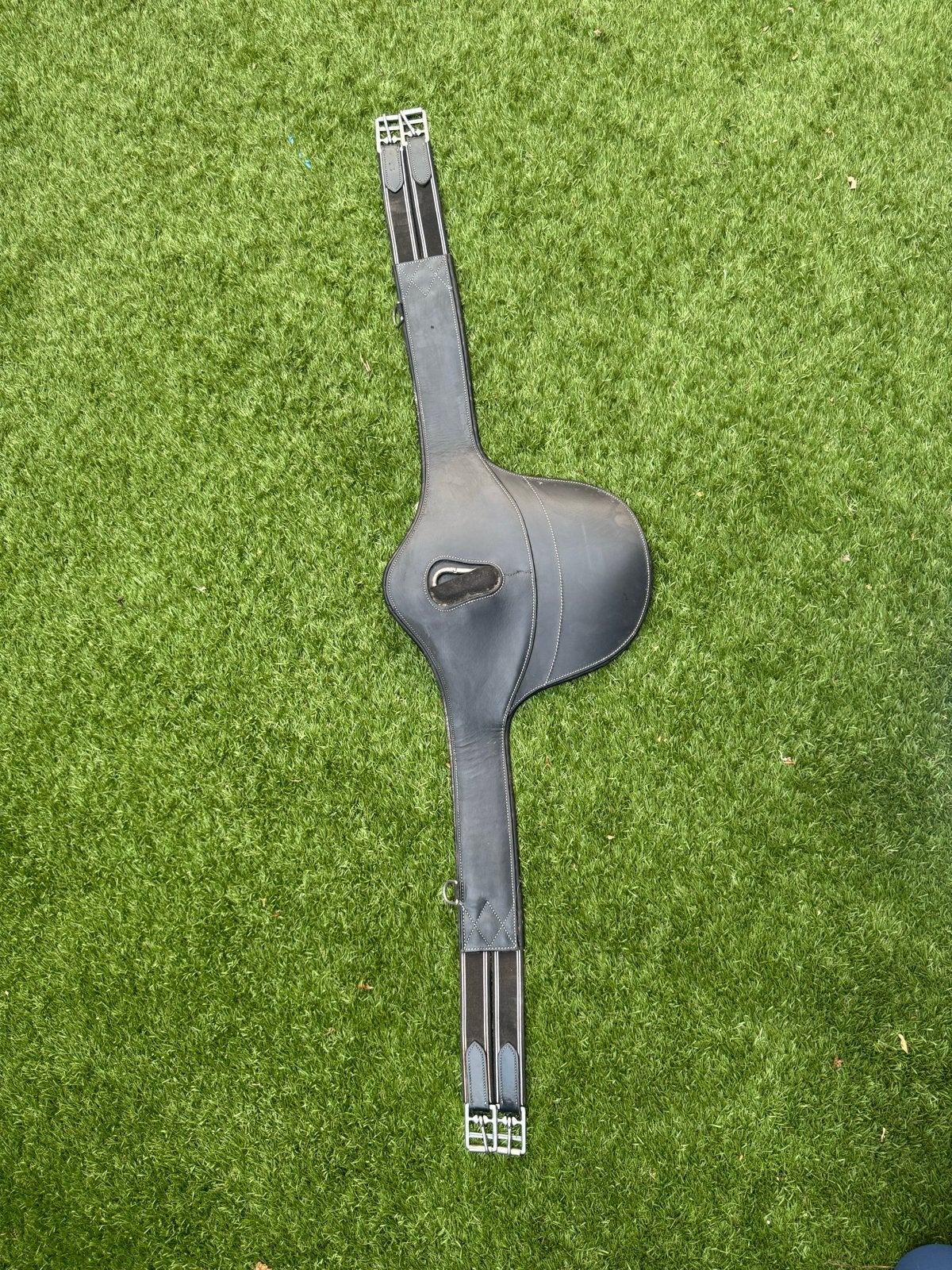 Anatomisch gevormde leren springsingel 135cm met buikflap, Ophalen, Gebruikt, Springen, Zwart