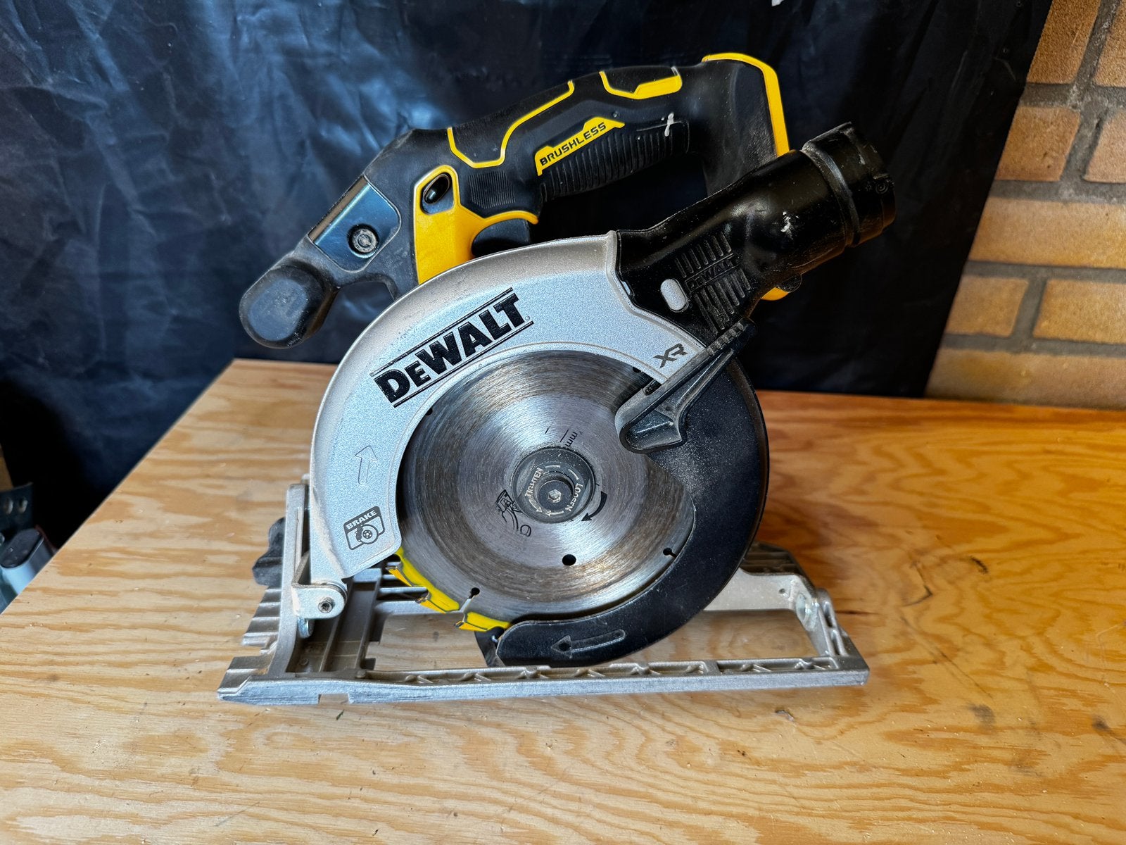 DeWalt 18v DCS565 handcirkelzaag, Ophalen of Verzenden, Zo goed als nieuw, Minder dan 600 watt, 30 tot 70 mm