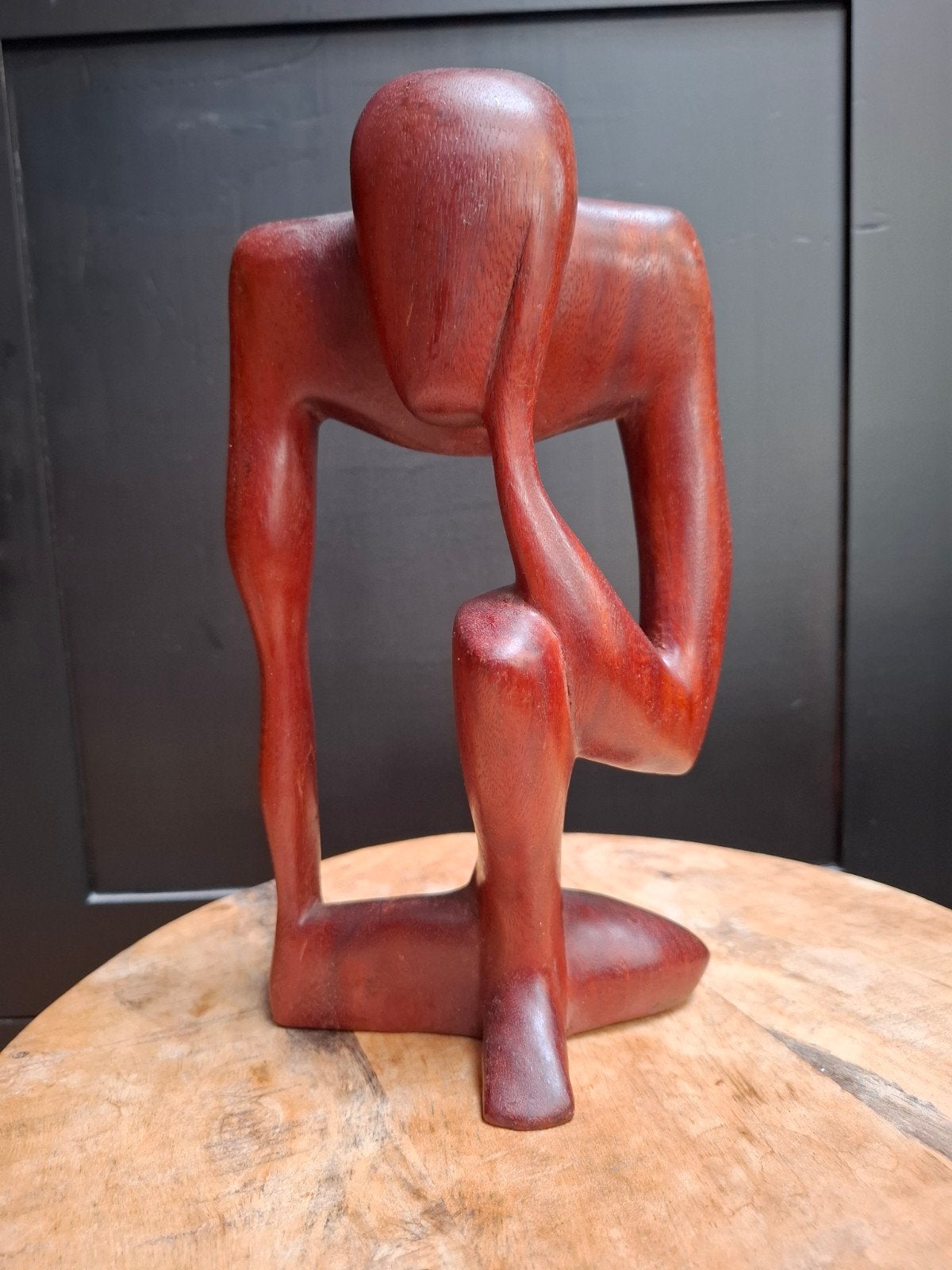 Afrikaans houten beeld 'De Denker' - 28 cm hoog, Houtsnijwerk, Ophalen of Verzenden, Handgemaakt, 20 - 50 cm